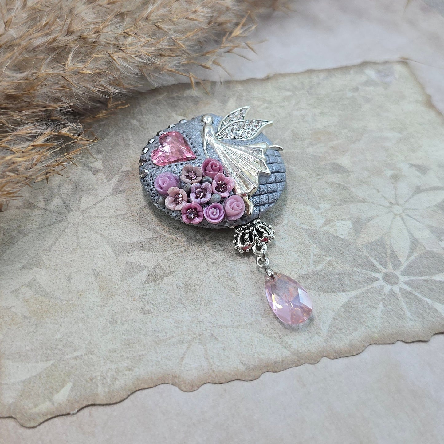 Švelniai rožinė sagė su fėja ir širdele