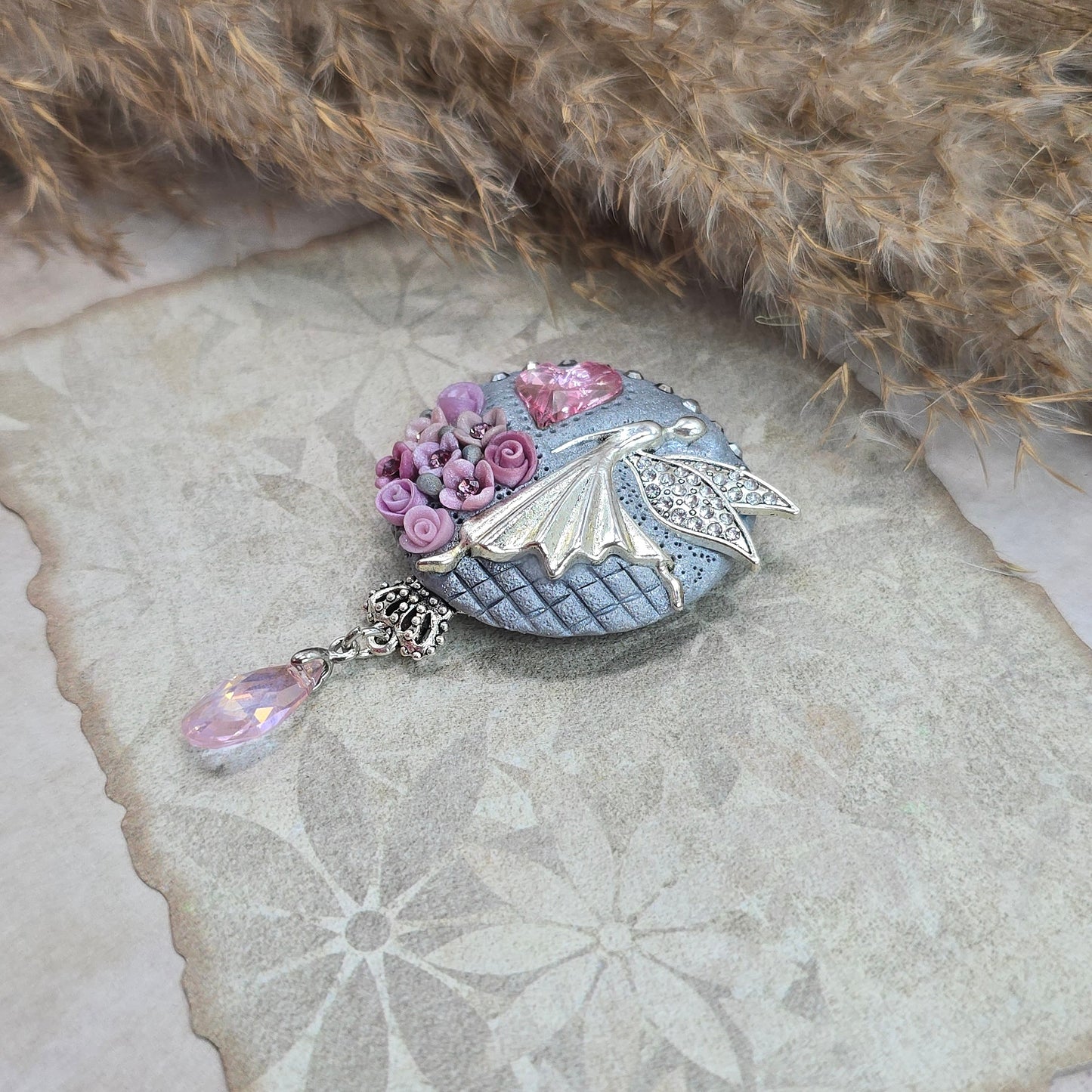 Švelniai rožinė sagė su fėja ir širdele