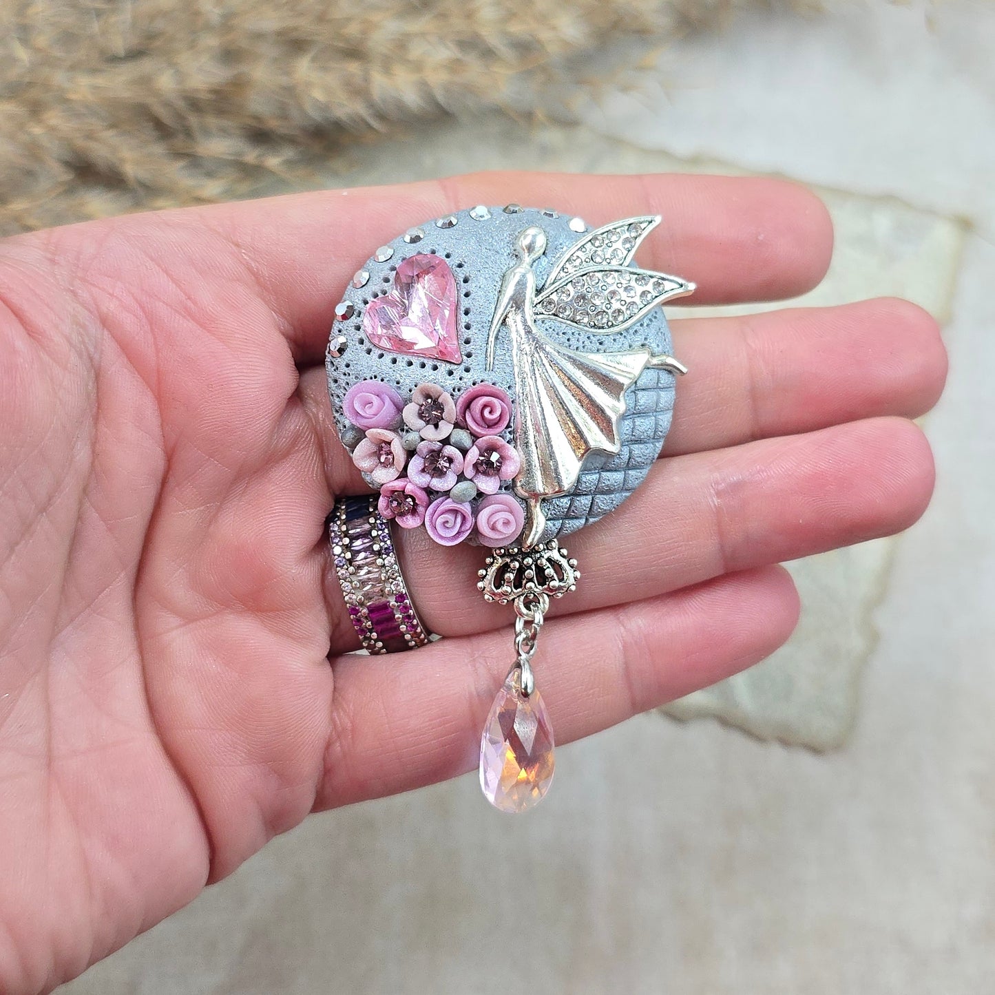 Švelniai rožinė sagė su fėja ir širdele