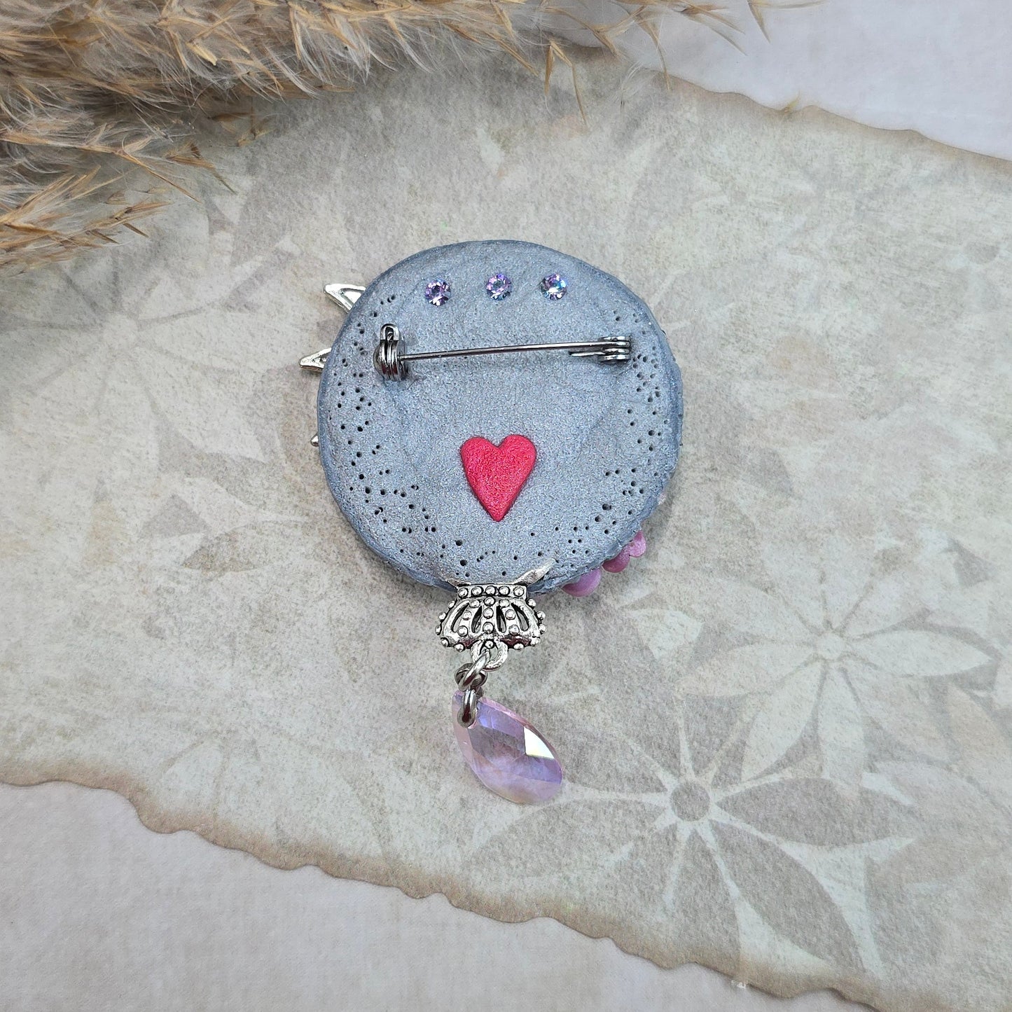 Švelniai rožinė sagė su fėja ir širdele