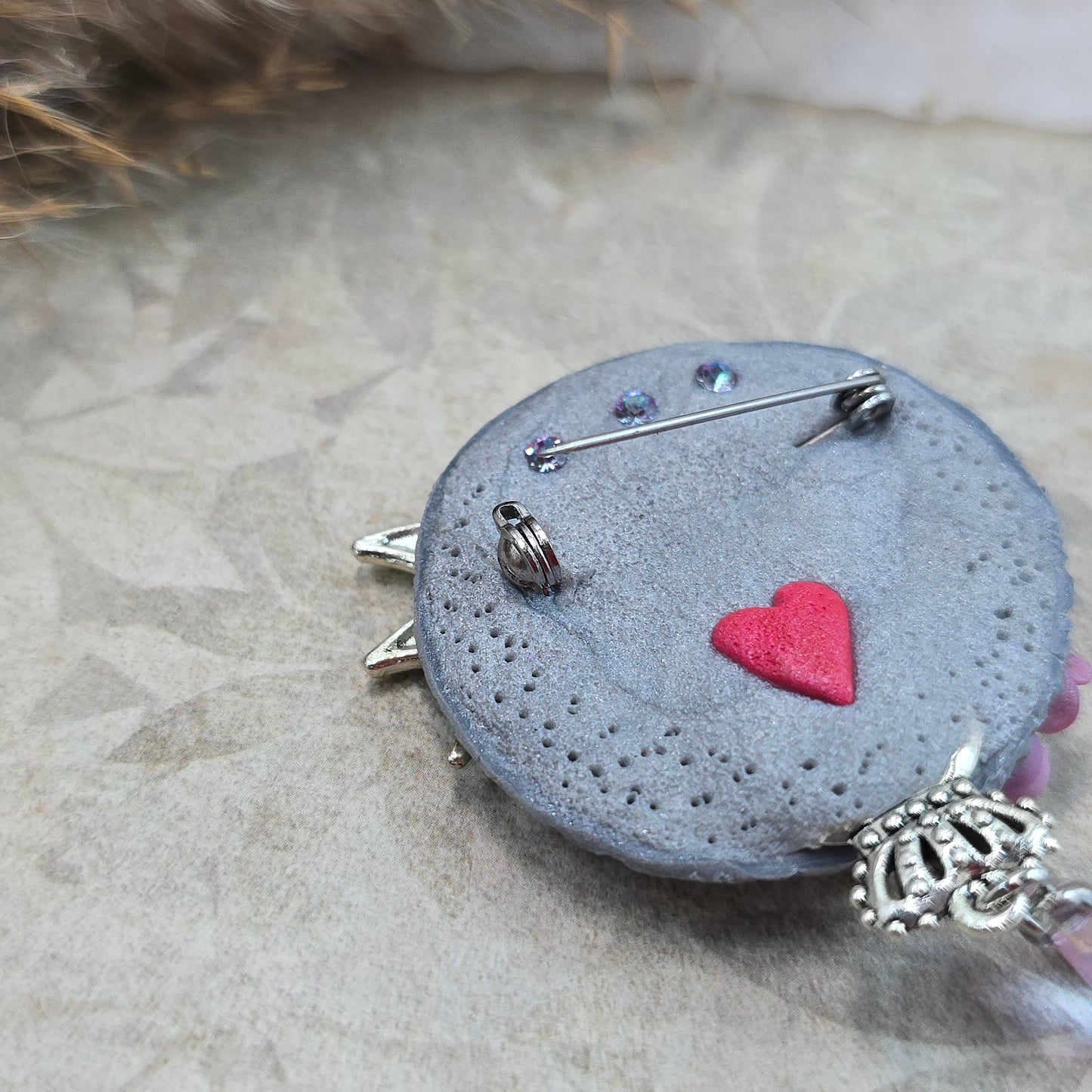 Švelniai rožinė sagė su fėja ir širdele