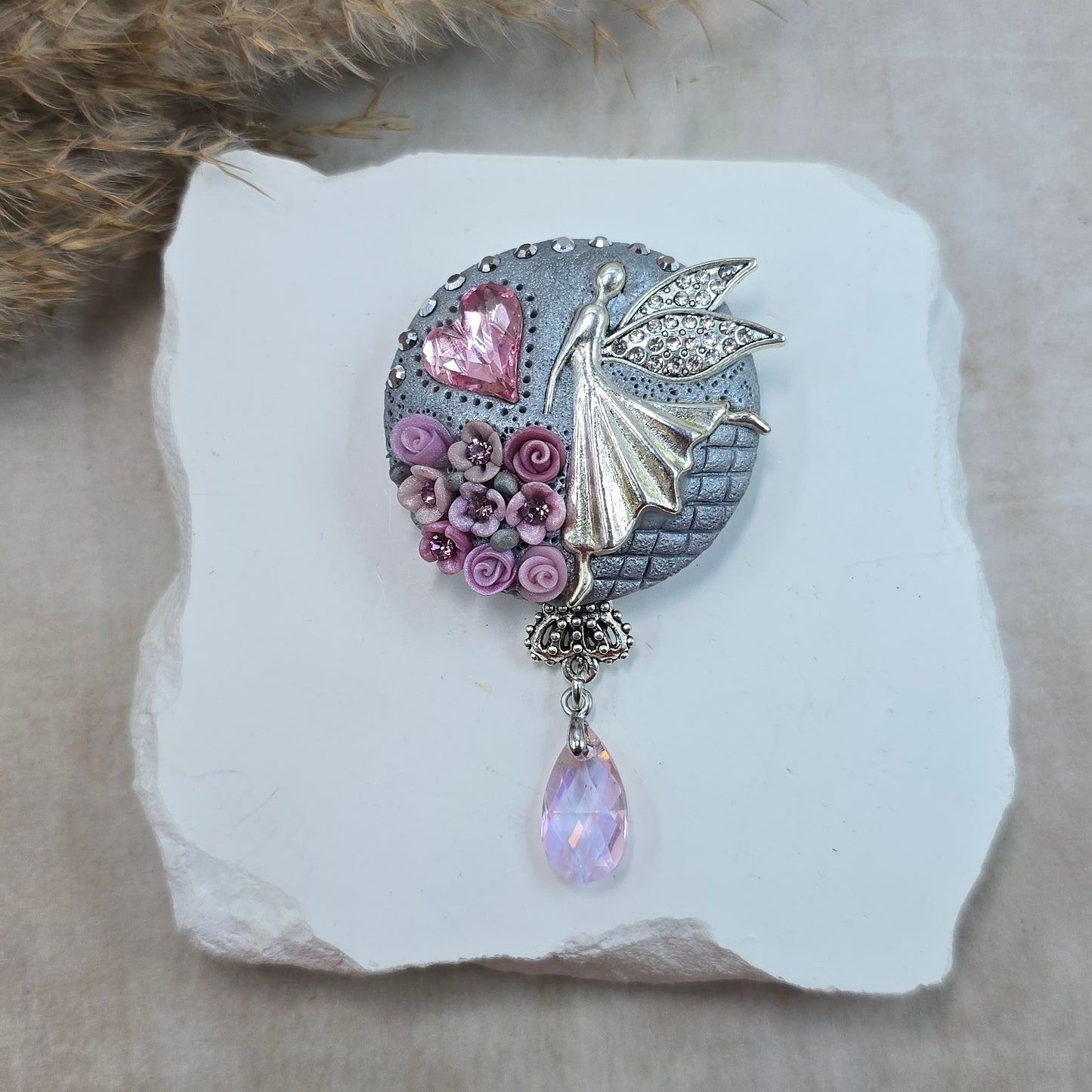 Švelniai rožinė sagė su fėja ir širdele