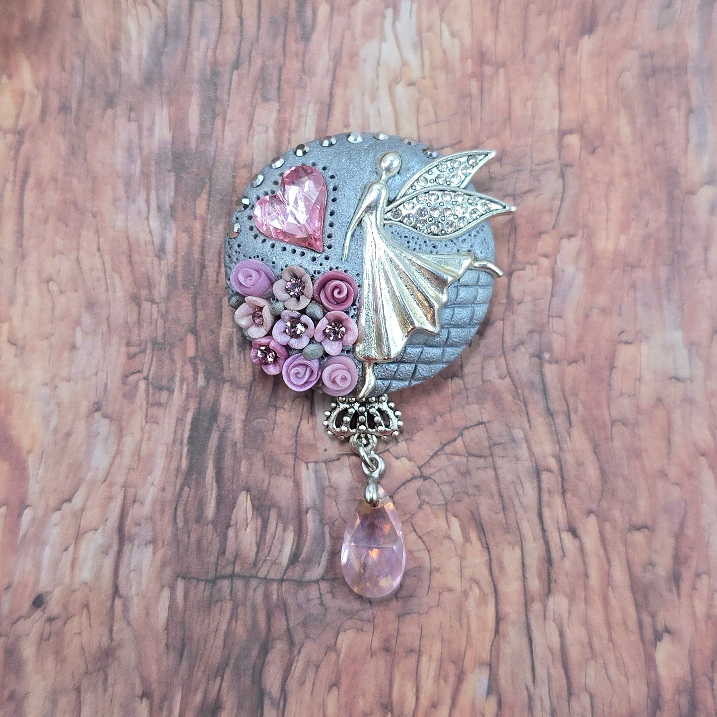 Švelniai rožinė sagė su fėja ir širdele