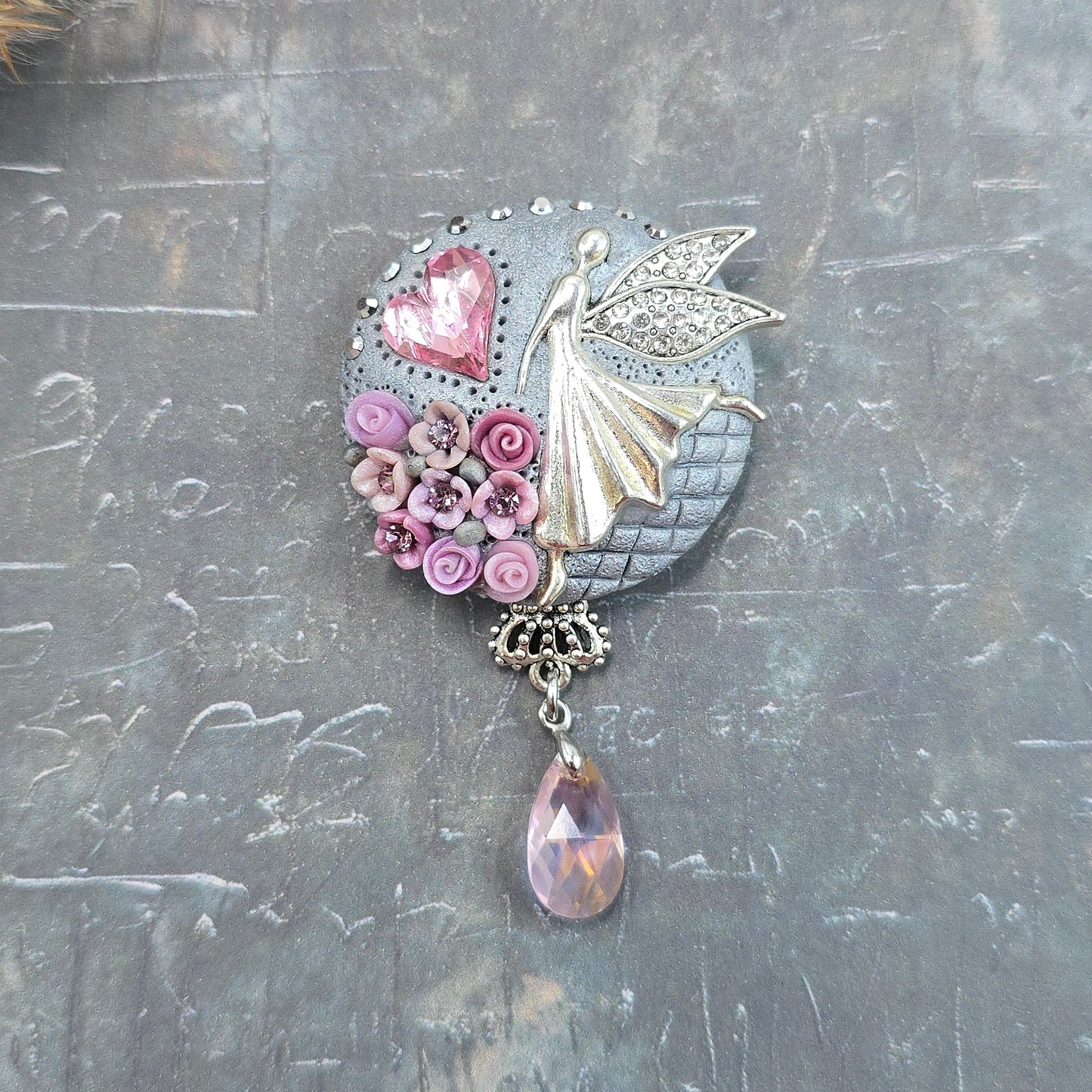 Švelniai rožinė sagė su fėja ir širdele