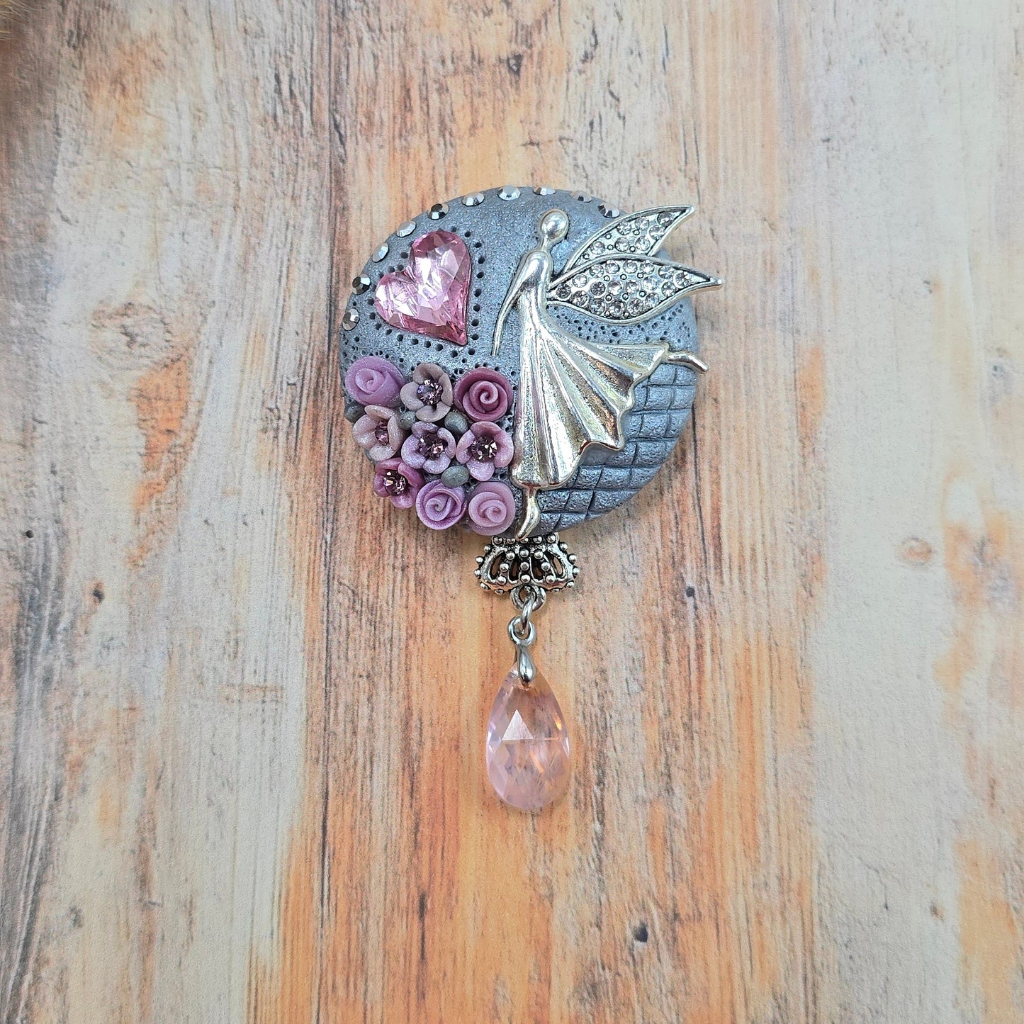 Švelniai rožinė sagė su fėja ir širdele