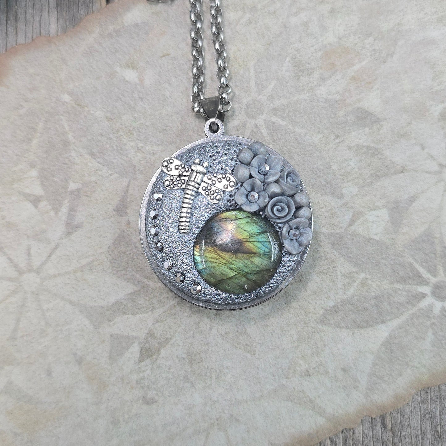 Dvipusis pakabukas su labradoritu ir laumžirgiu