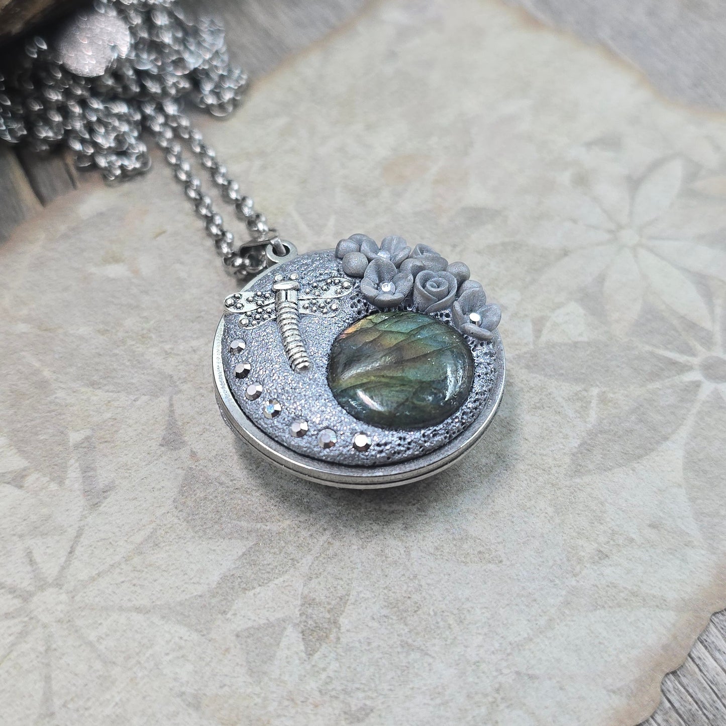 Dvipusis pakabukas su labradoritu ir laumžirgiu