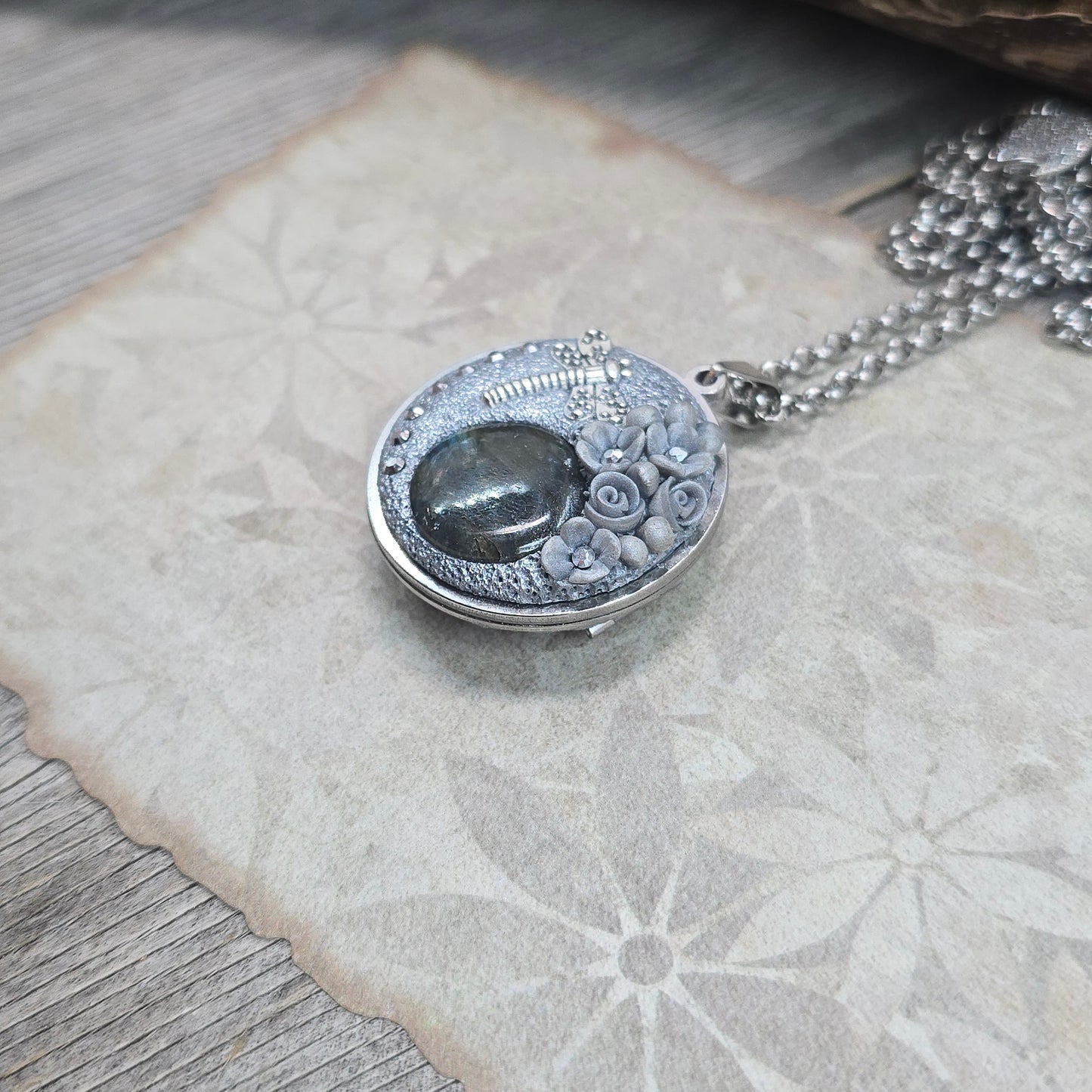 Dvipusis pakabukas su labradoritu ir laumžirgiu