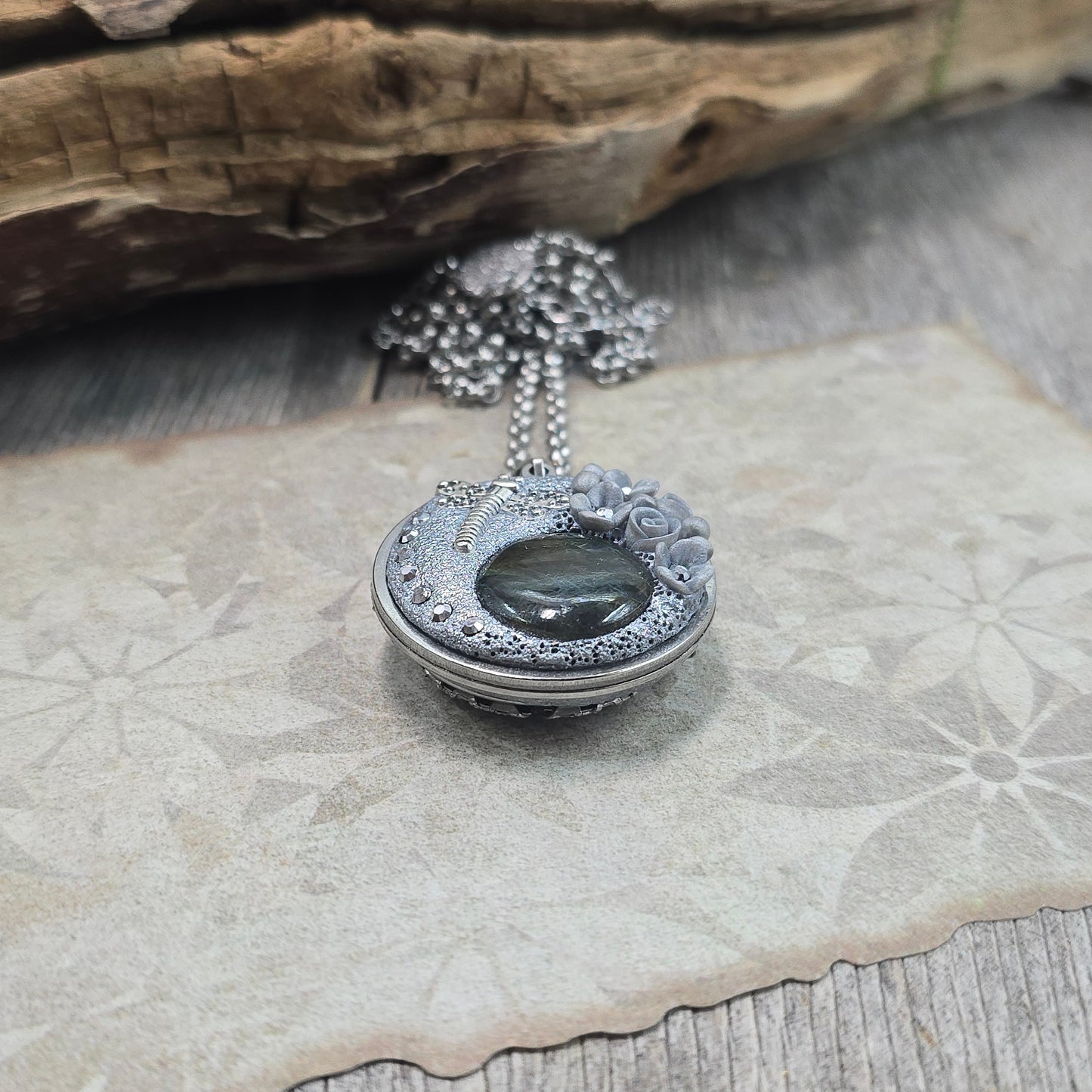 Dvipusis pakabukas su labradoritu ir laumžirgiu