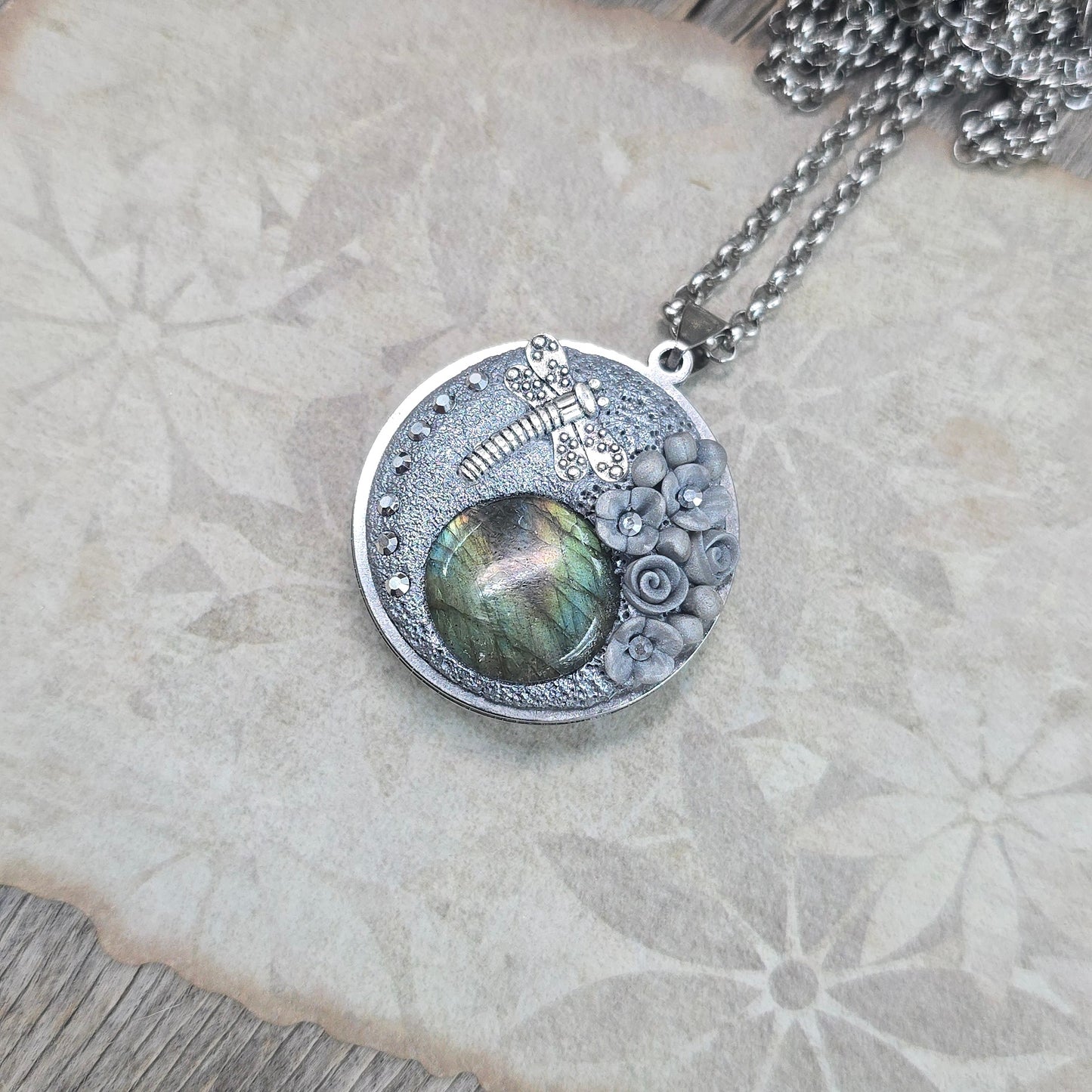 Dvipusis pakabukas su labradoritu ir laumžirgiu