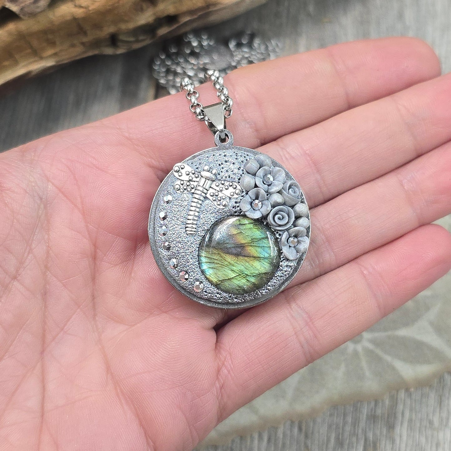 Dvipusis pakabukas su labradoritu ir laumžirgiu