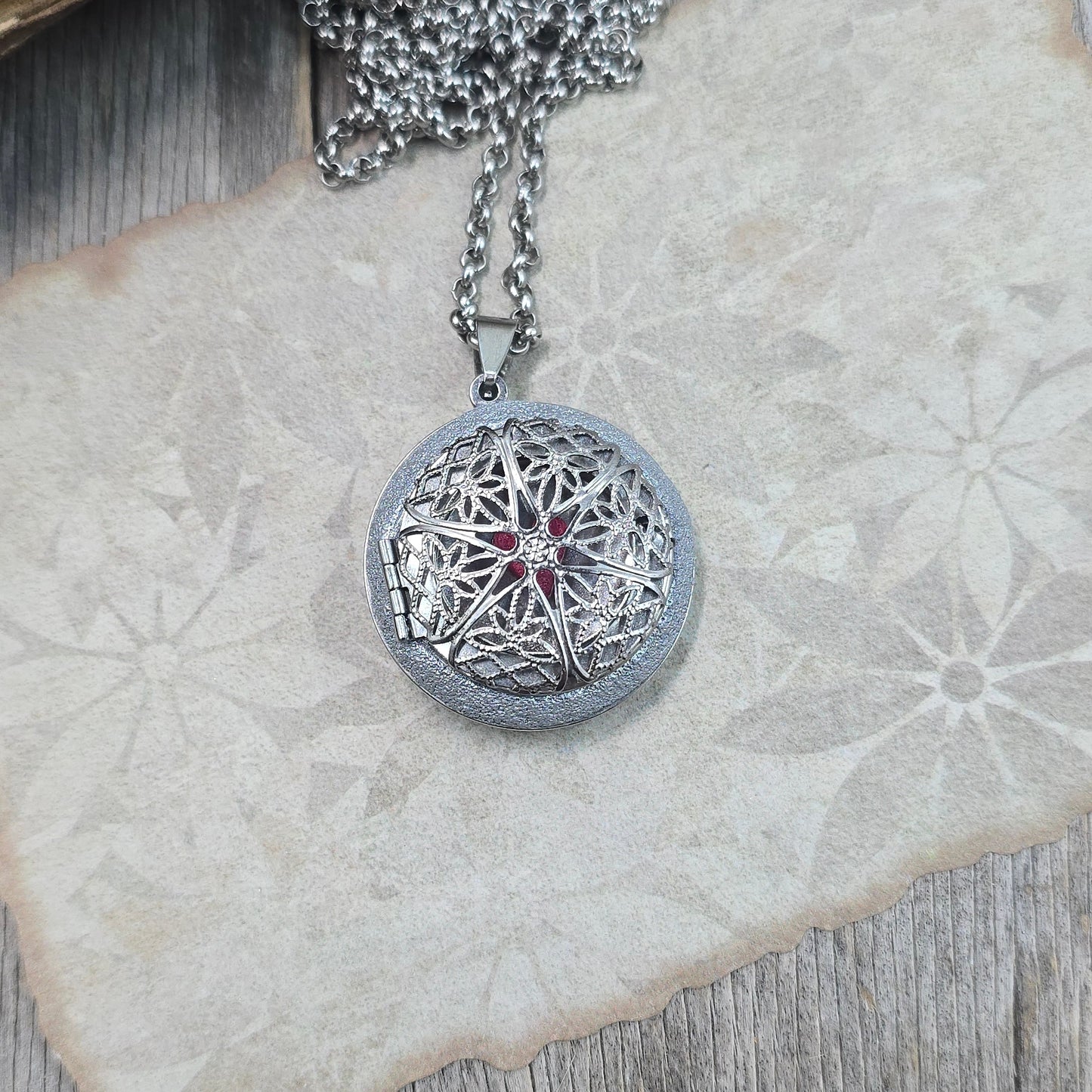 Dvipusis pakabukas su labradoritu ir laumžirgiu