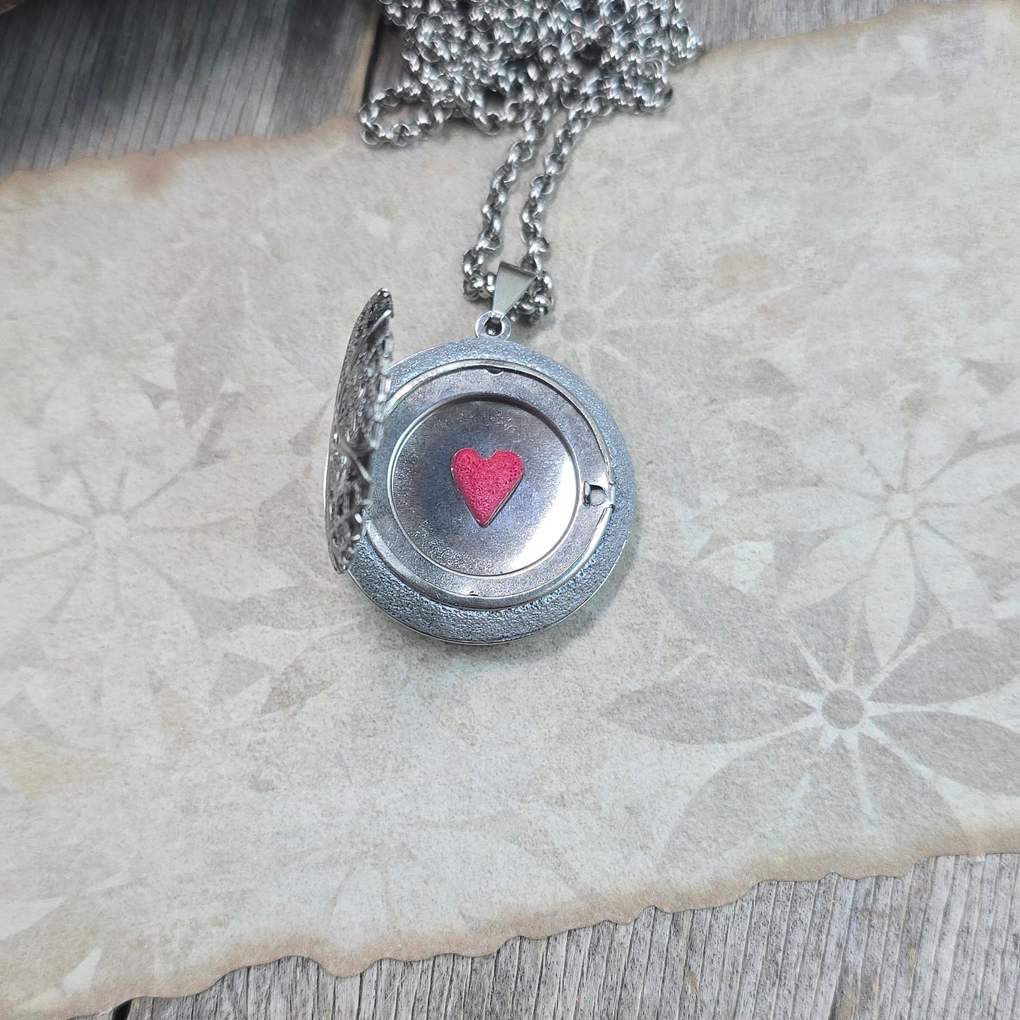 Dvipusis pakabukas su labradoritu ir laumžirgiu