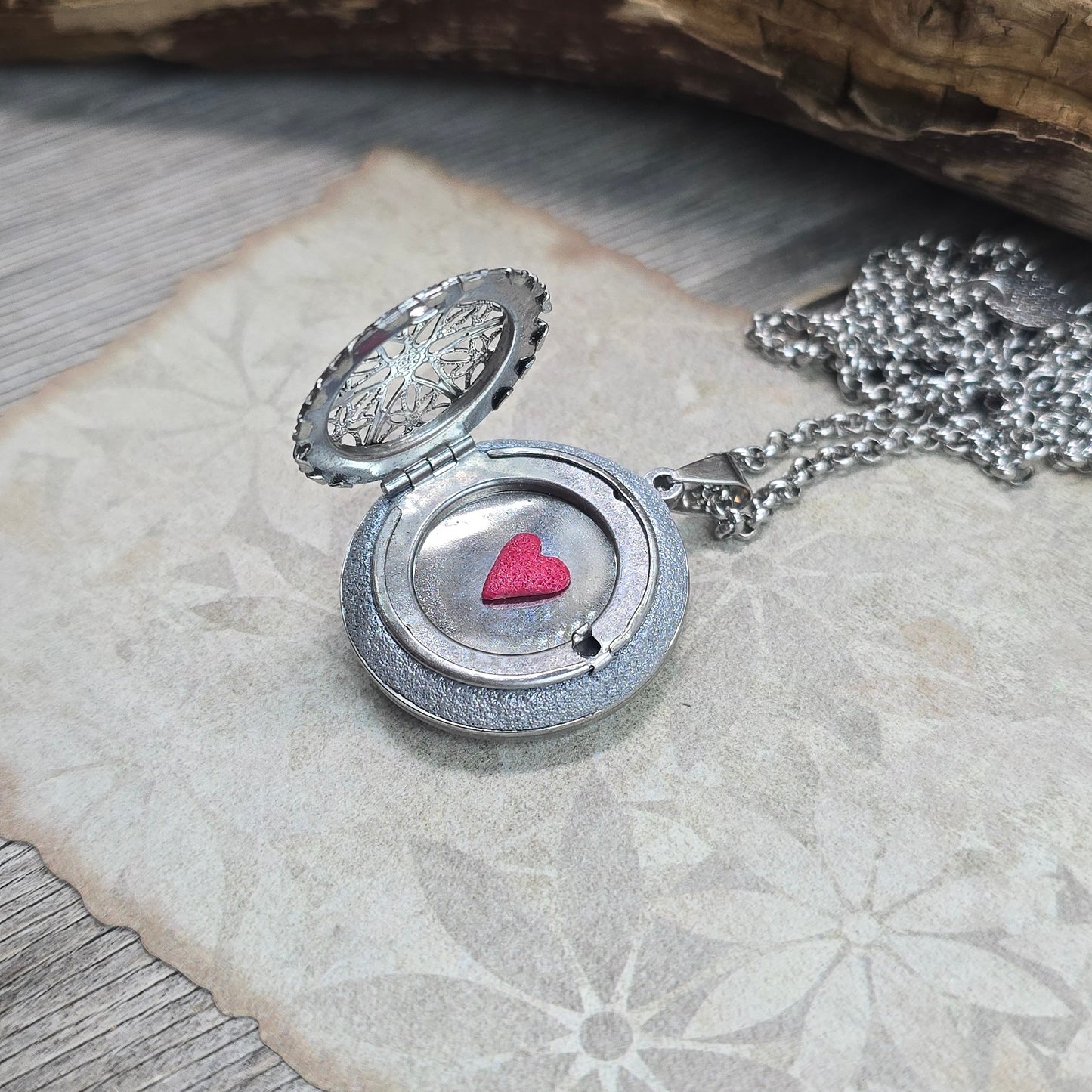 Dvipusis pakabukas su labradoritu ir laumžirgiu