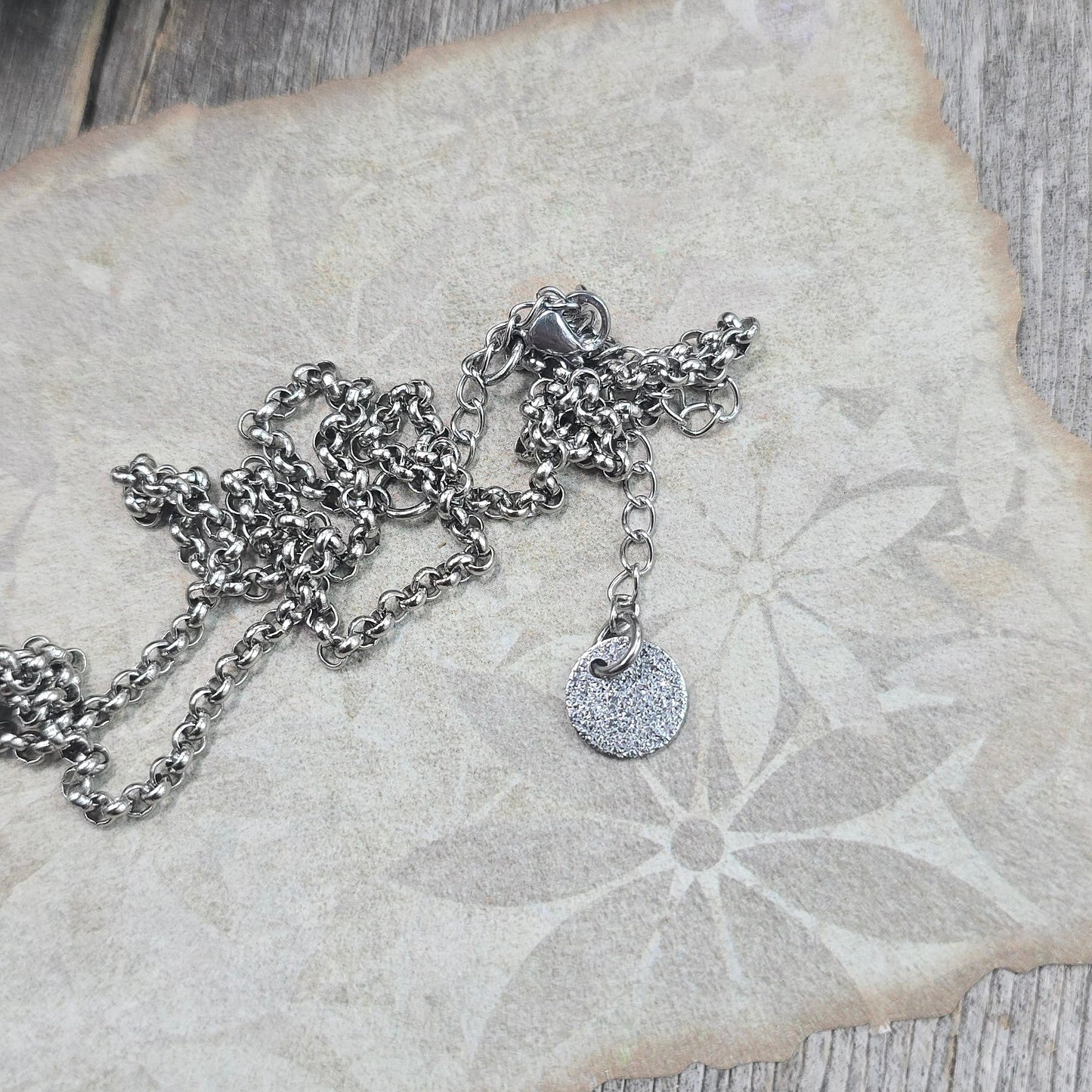 Dvipusis pakabukas su labradoritu ir laumžirgiu