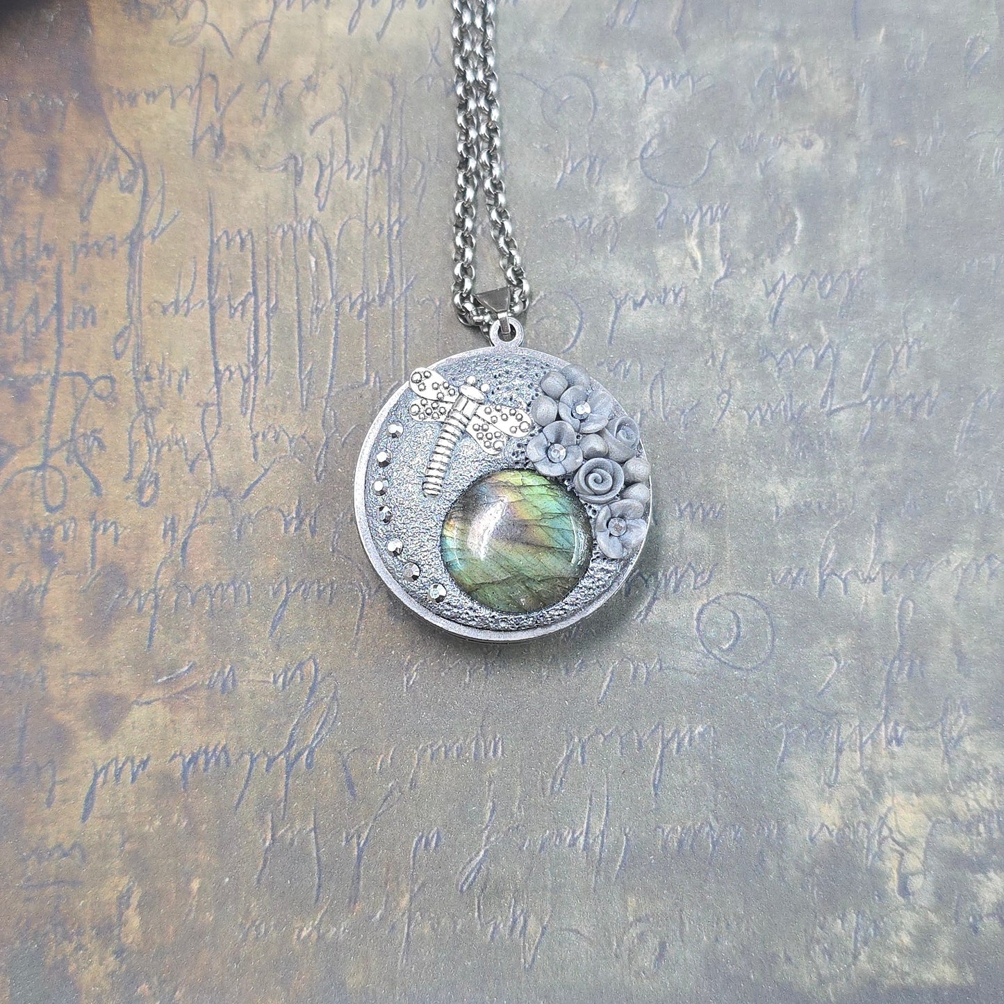 Dvipusis pakabukas su labradoritu ir laumžirgiu