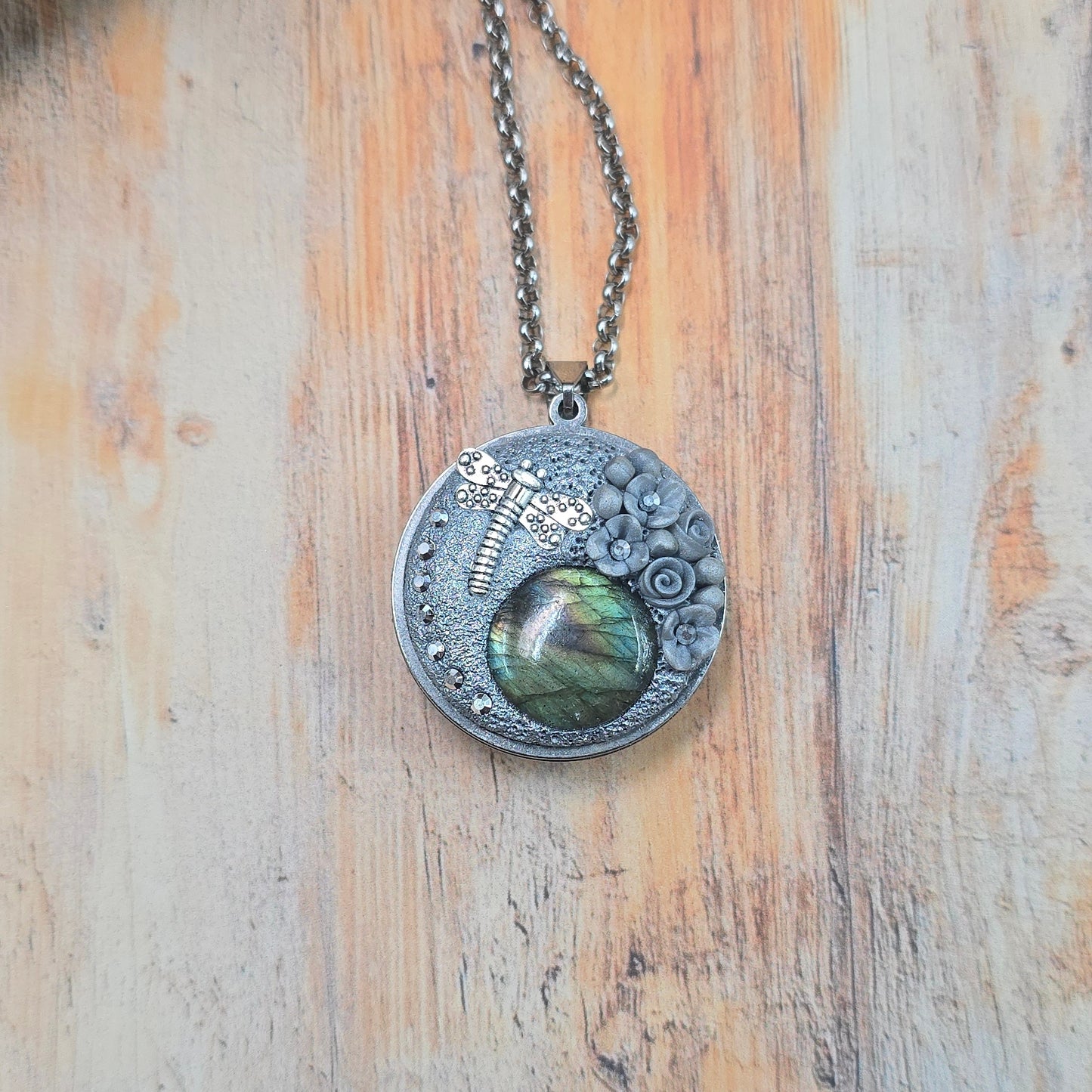 Dvipusis pakabukas su labradoritu ir laumžirgiu