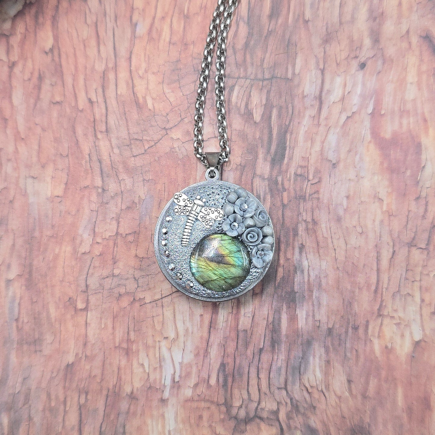 Dvipusis pakabukas su labradoritu ir laumžirgiu