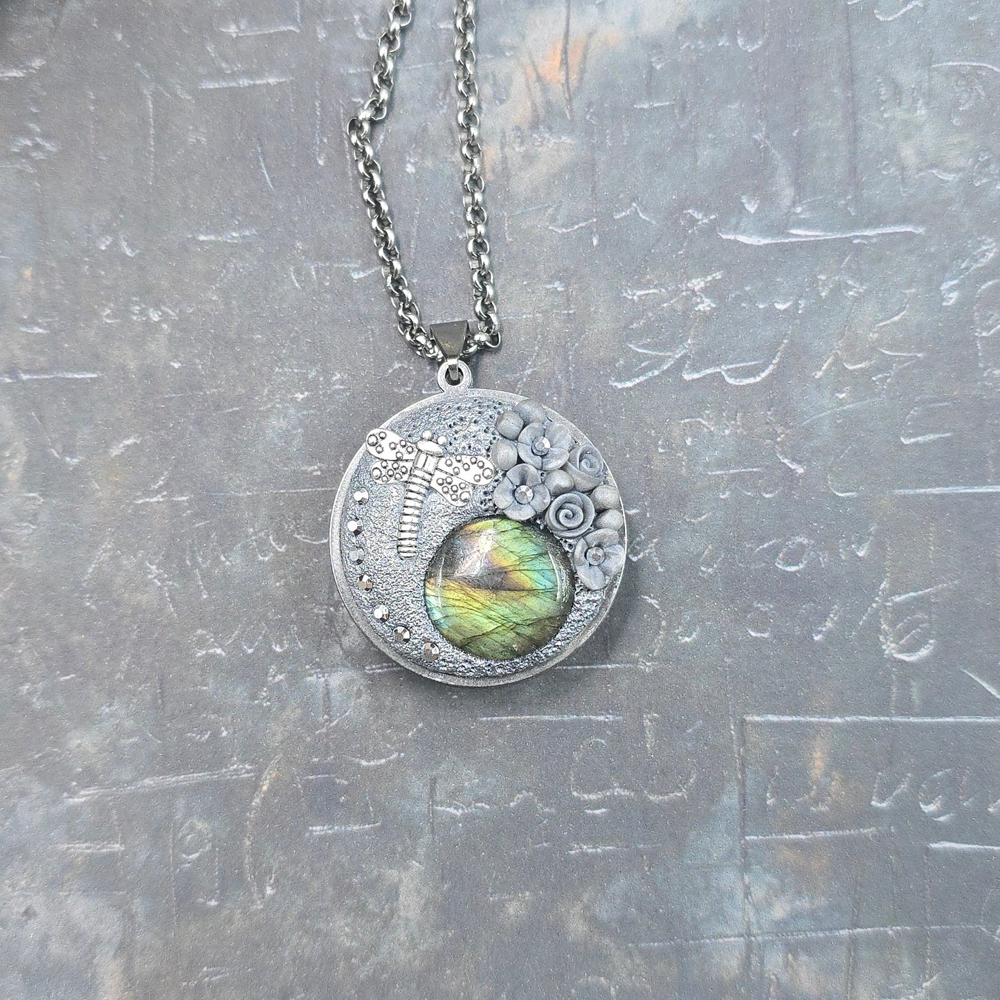 Dvipusis pakabukas su labradoritu ir laumžirgiu