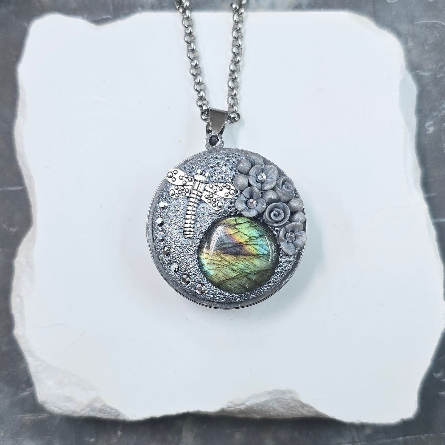 Dvipusis pakabukas su labradoritu ir laumžirgiu