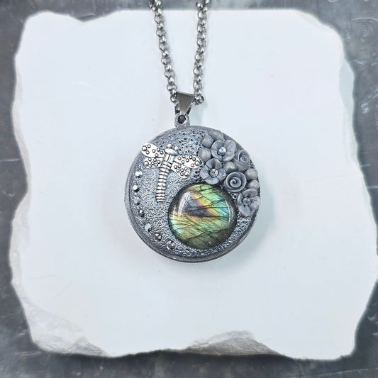 Dvipusis pakabukas su labradoritu ir laumžirgiu