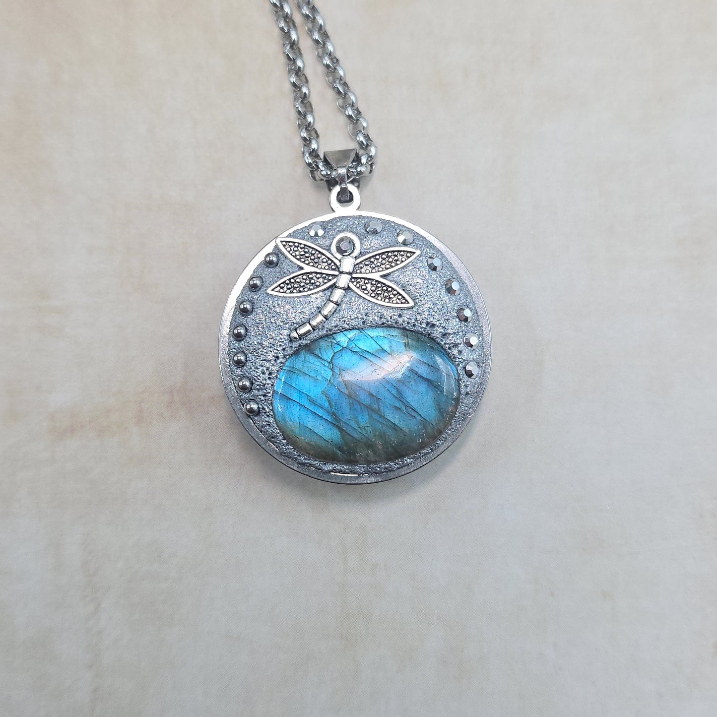 Dvipusis pakabukas su labradoritu ir laumžirgiu