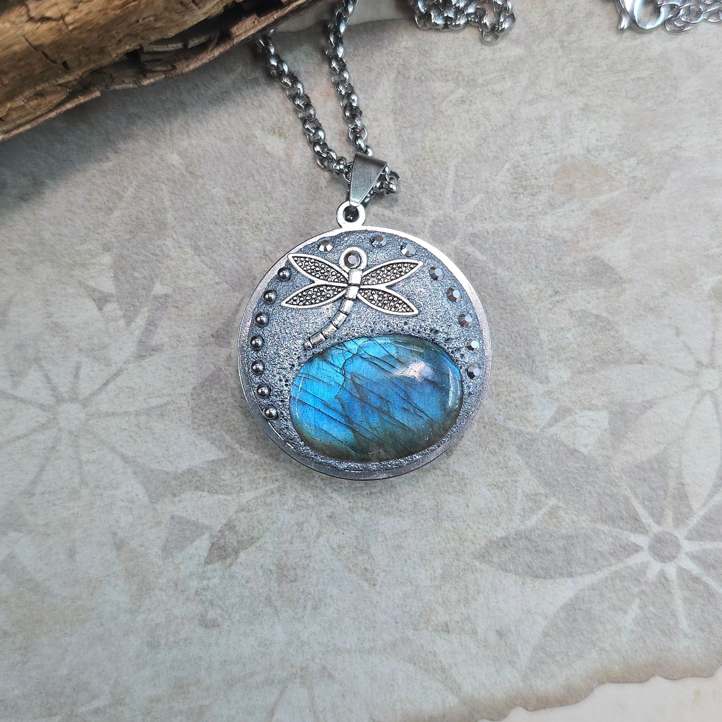 Dvipusis pakabukas su labradoritu ir laumžirgiu