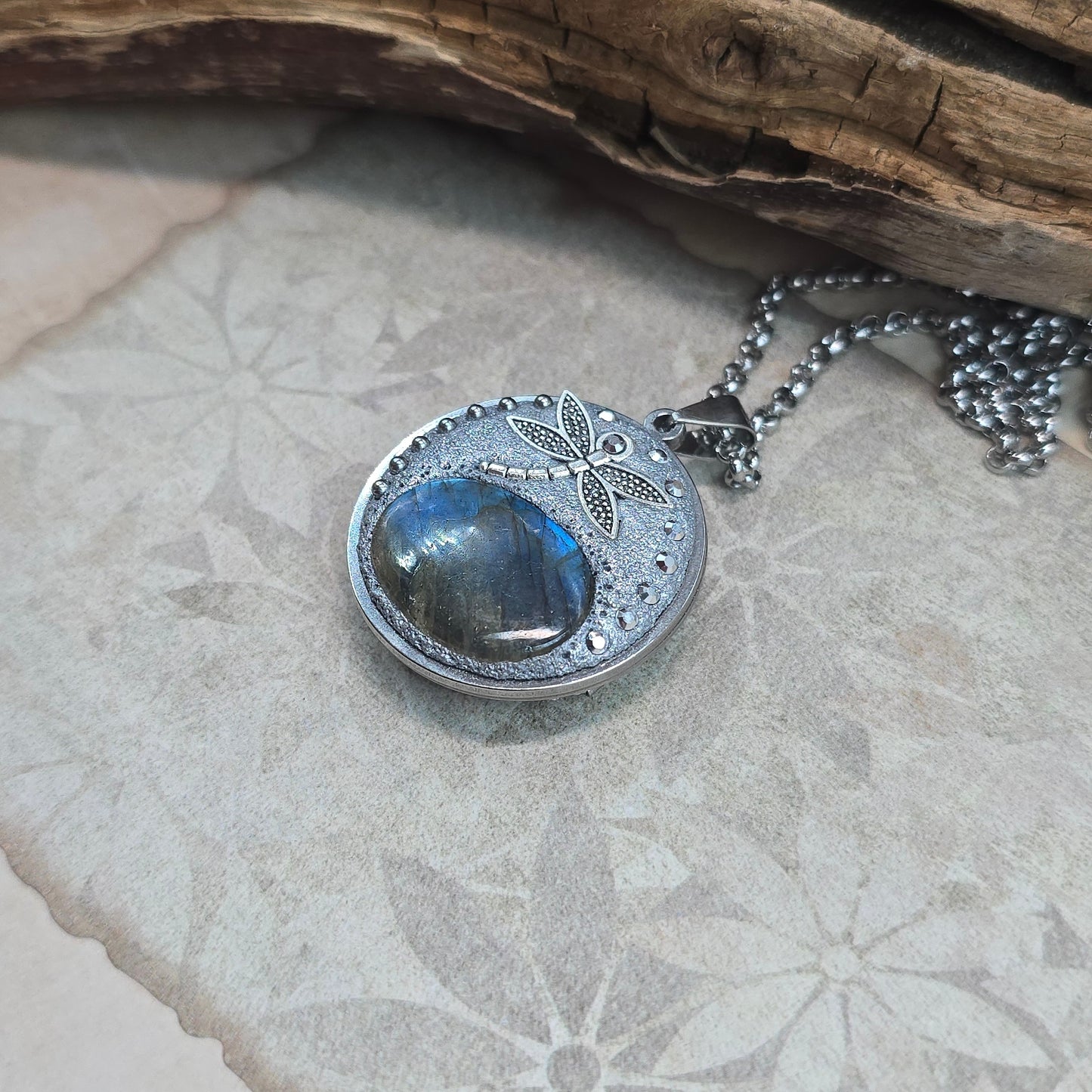 Dvipusis pakabukas su labradoritu ir laumžirgiu