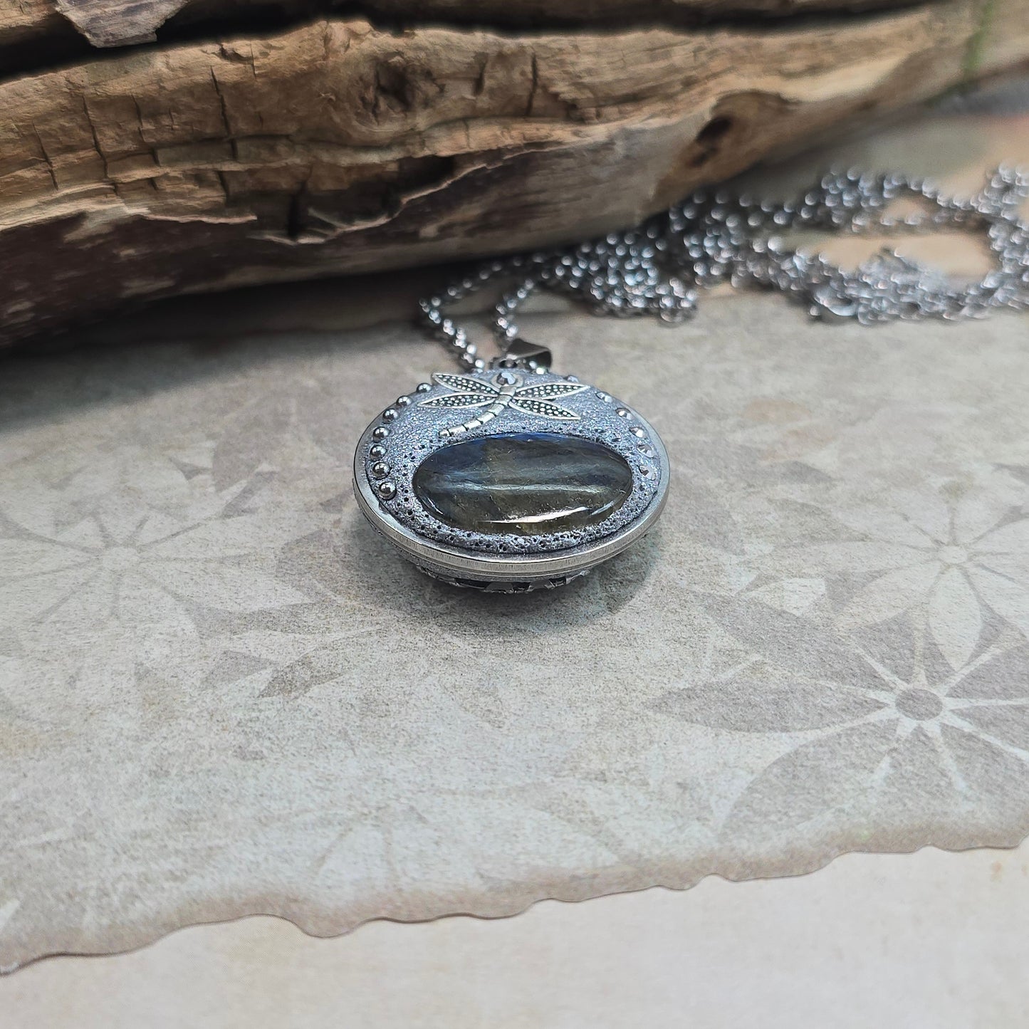 Dvipusis pakabukas su labradoritu ir laumžirgiu