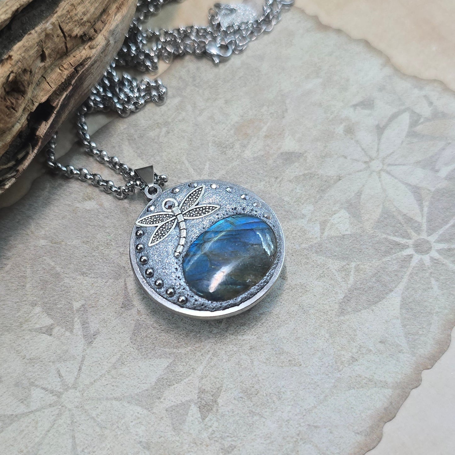 Dvipusis pakabukas su labradoritu ir laumžirgiu