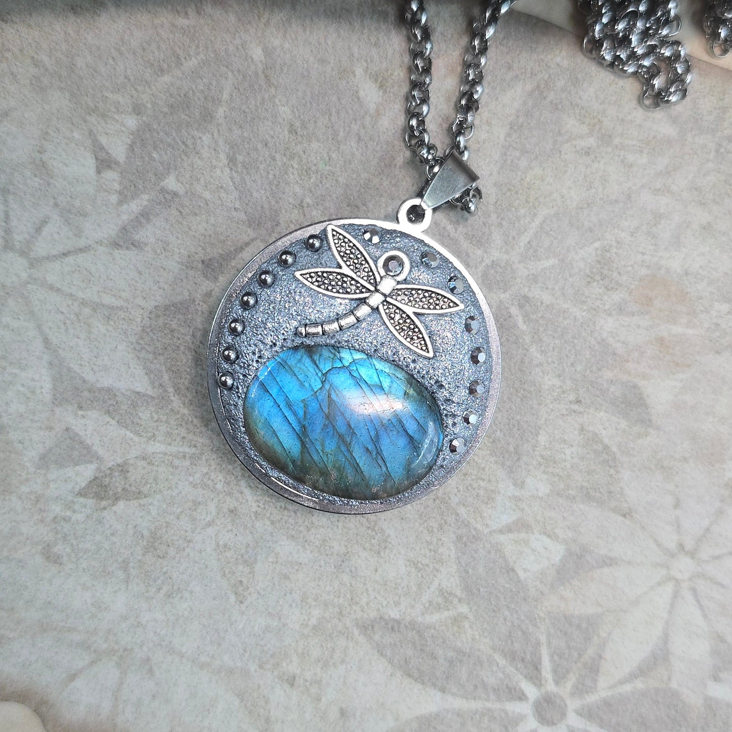 Dvipusis pakabukas su labradoritu ir laumžirgiu