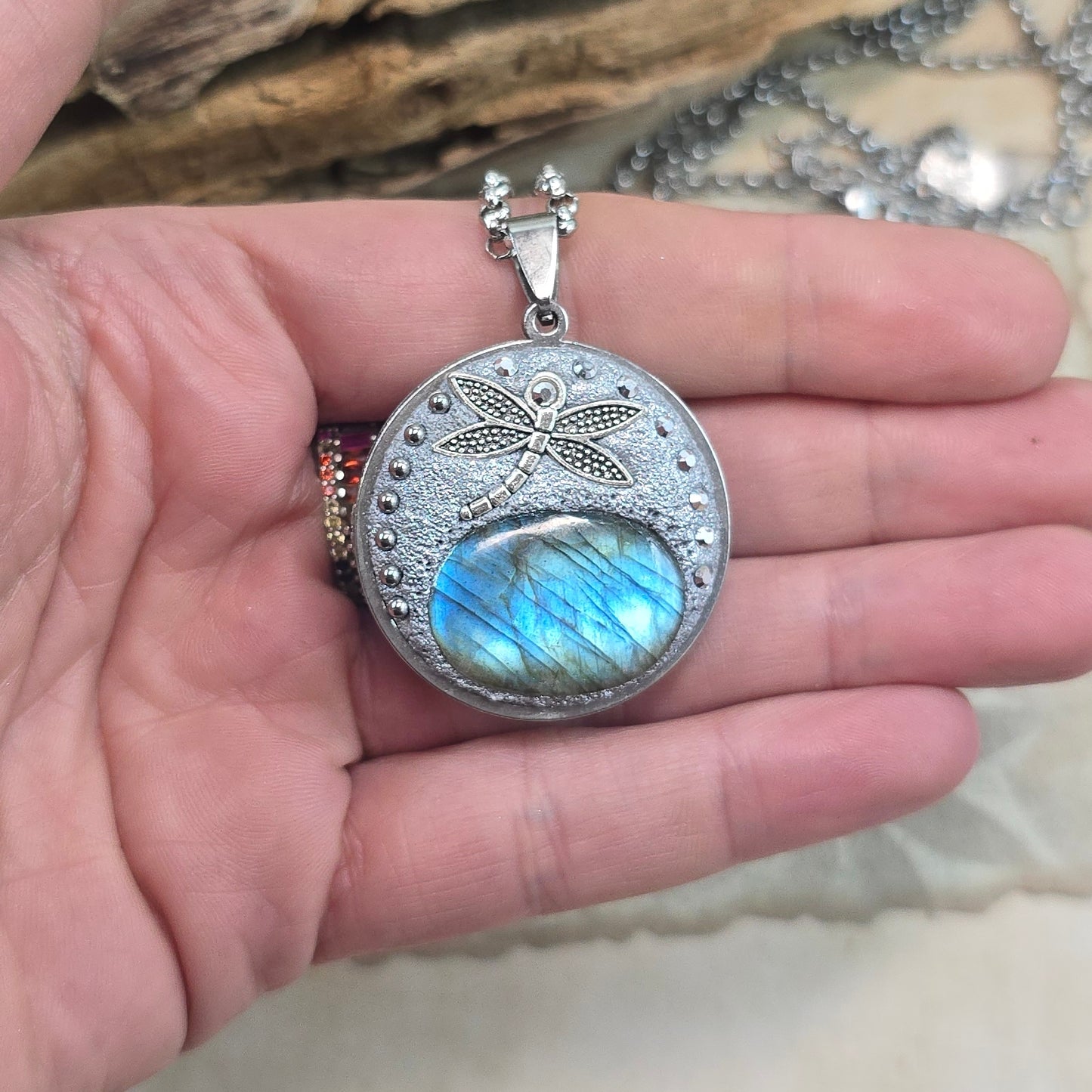 Dvipusis pakabukas su labradoritu ir laumžirgiu