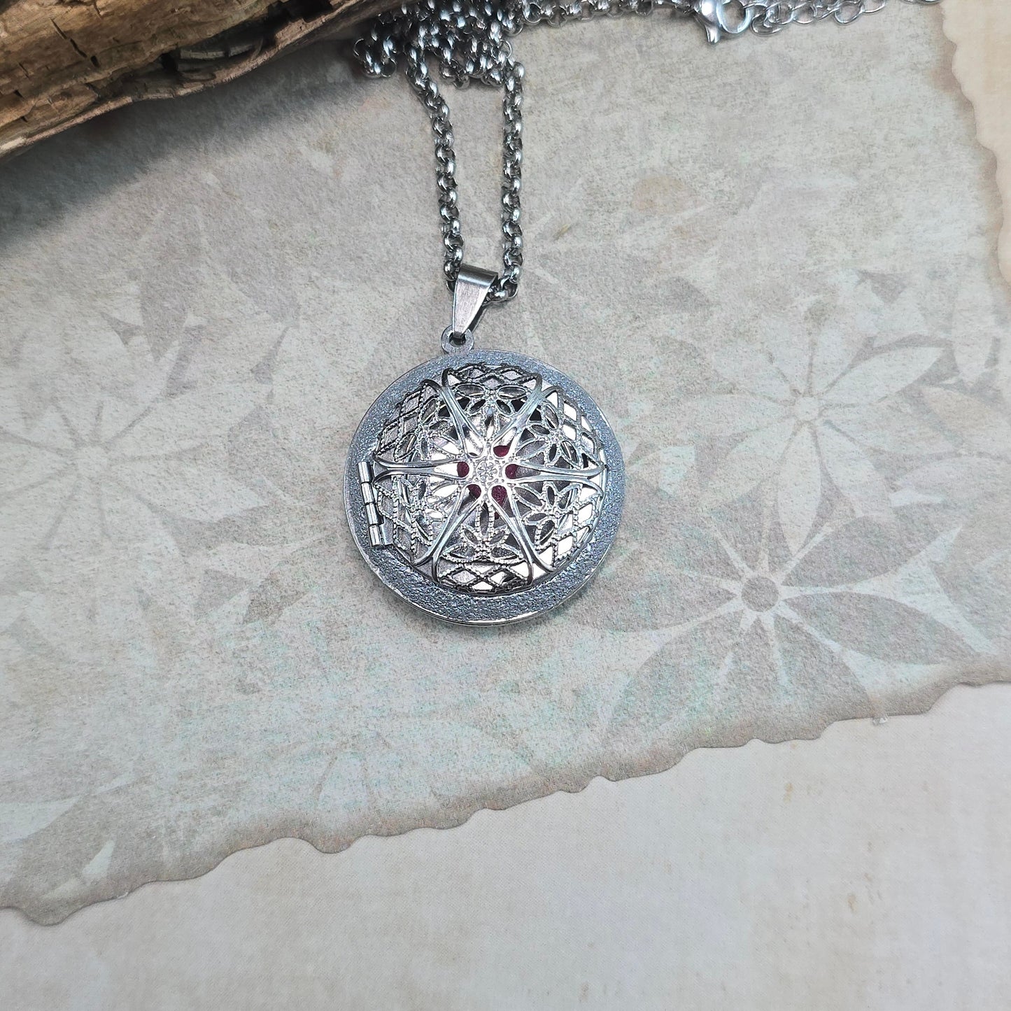 Dvipusis pakabukas su labradoritu ir laumžirgiu