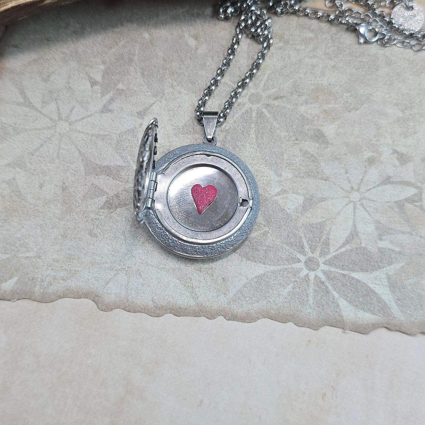 Dvipusis pakabukas su labradoritu ir laumžirgiu