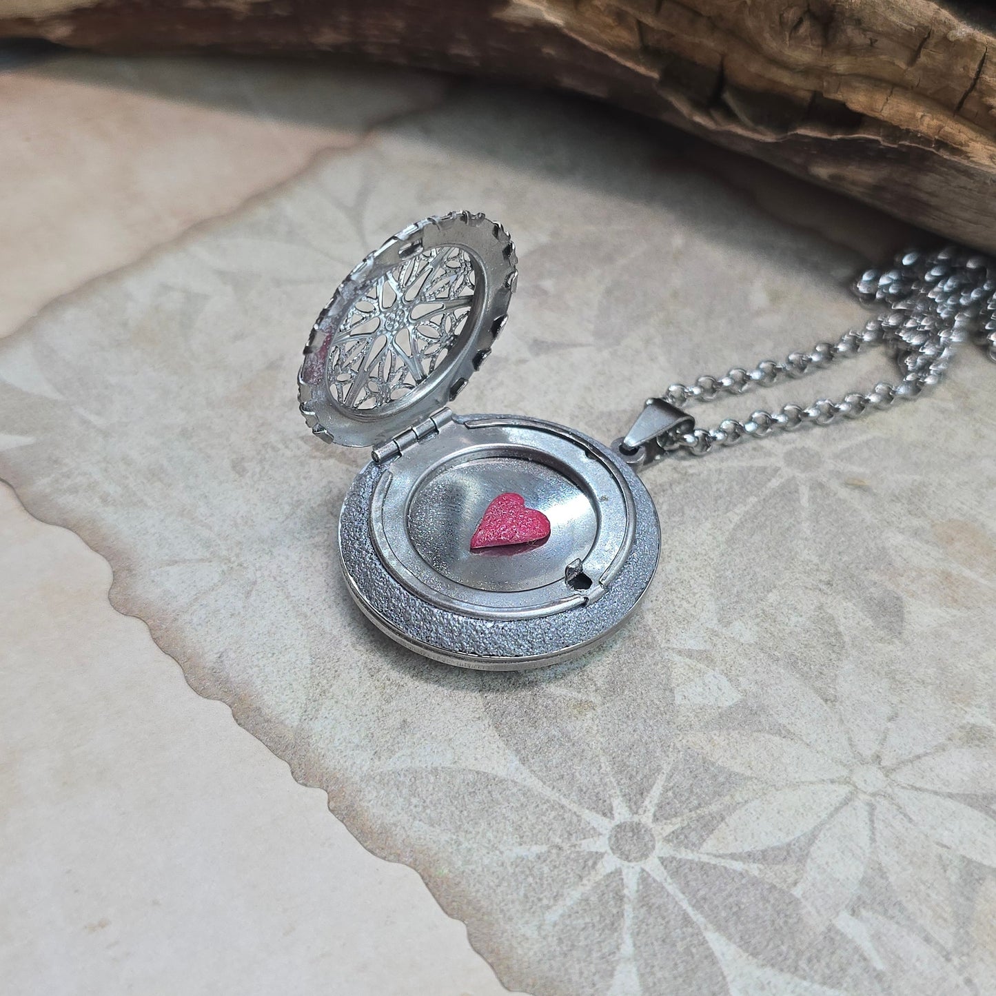 Dvipusis pakabukas su labradoritu ir laumžirgiu