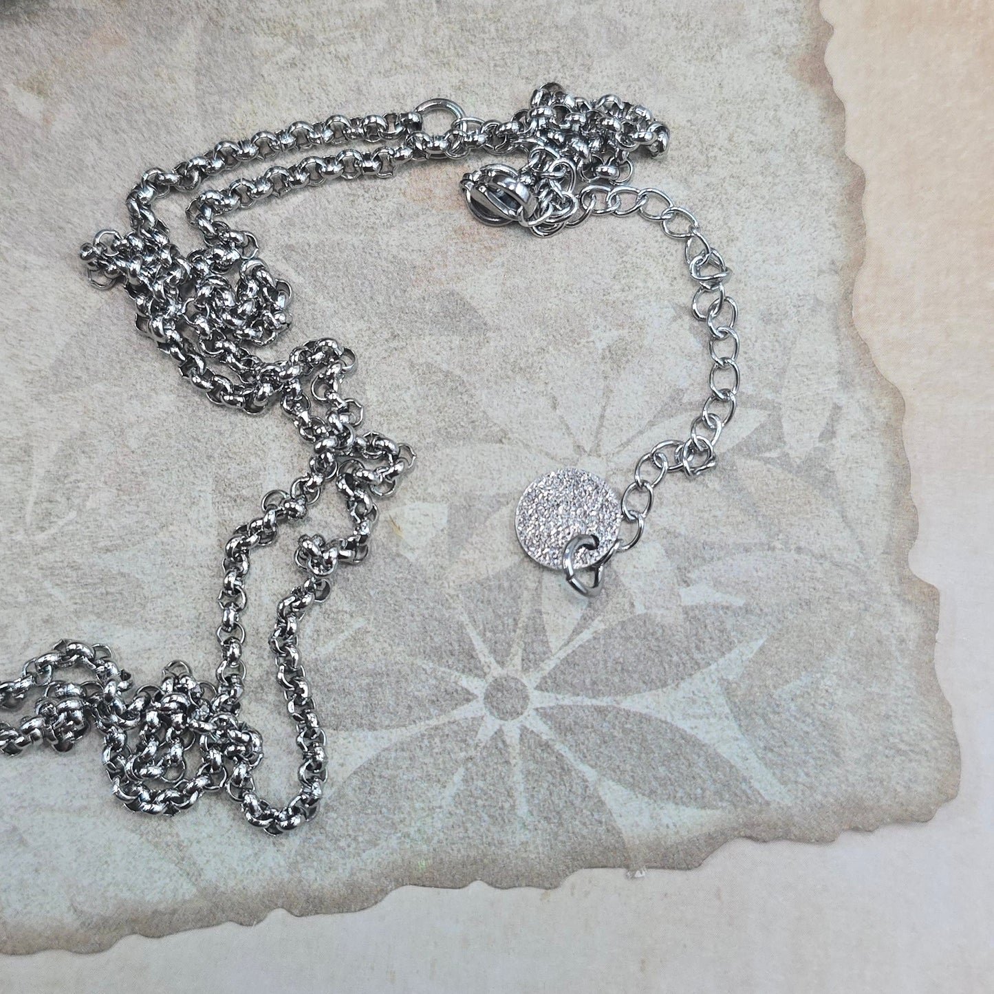 Dvipusis pakabukas su labradoritu ir laumžirgiu