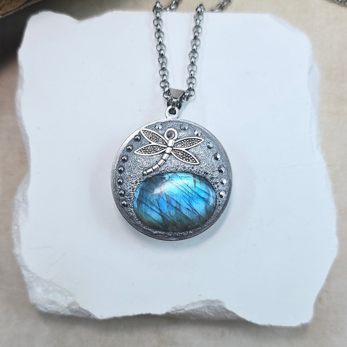 Dvipusis pakabukas su labradoritu ir laumžirgiu