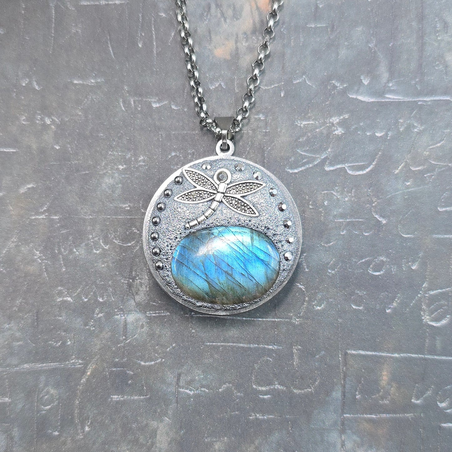 Dvipusis pakabukas su labradoritu ir laumžirgiu