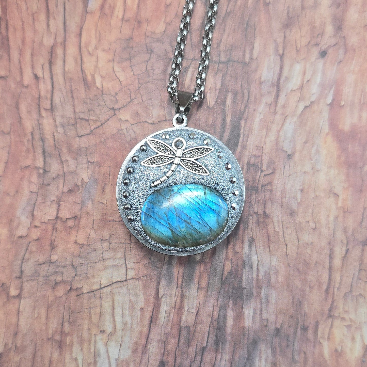 Dvipusis pakabukas su labradoritu ir laumžirgiu