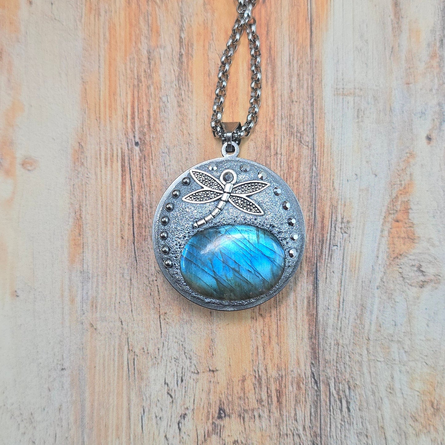 Dvipusis pakabukas su labradoritu ir laumžirgiu