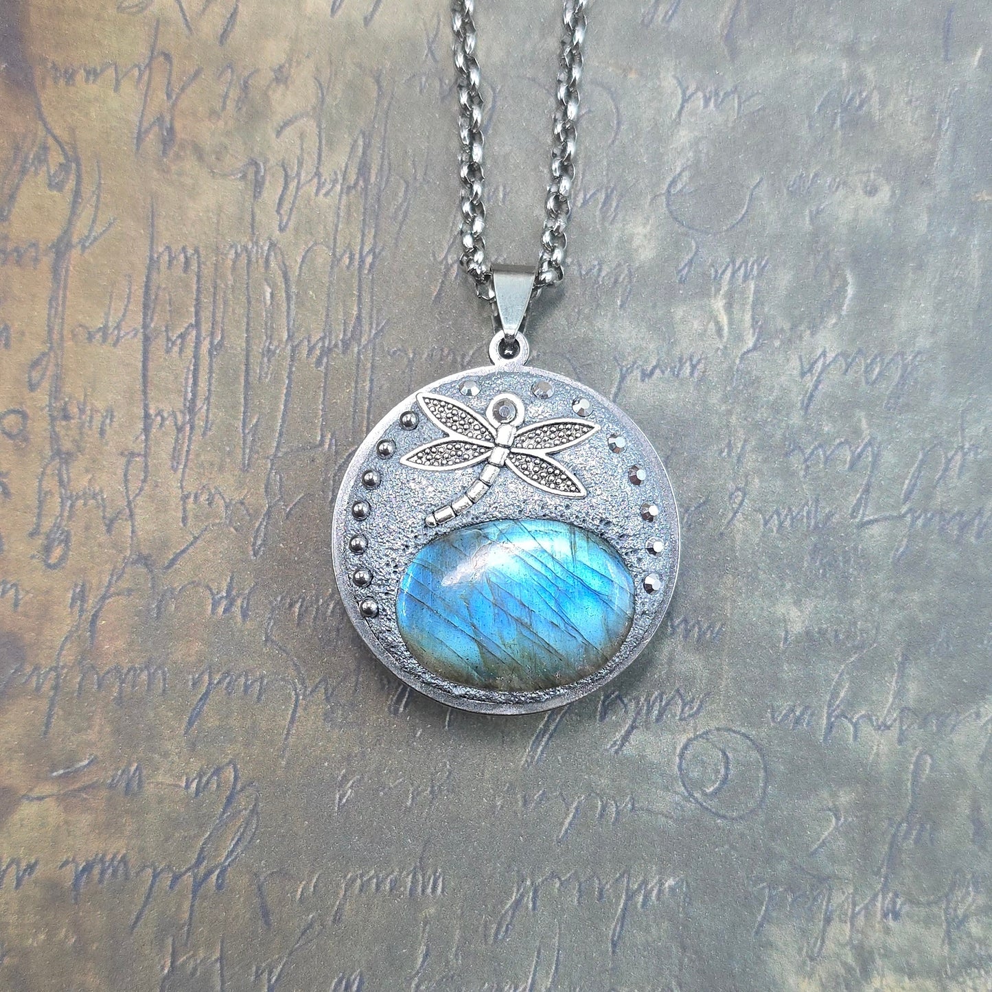 Dvipusis pakabukas su labradoritu ir laumžirgiu