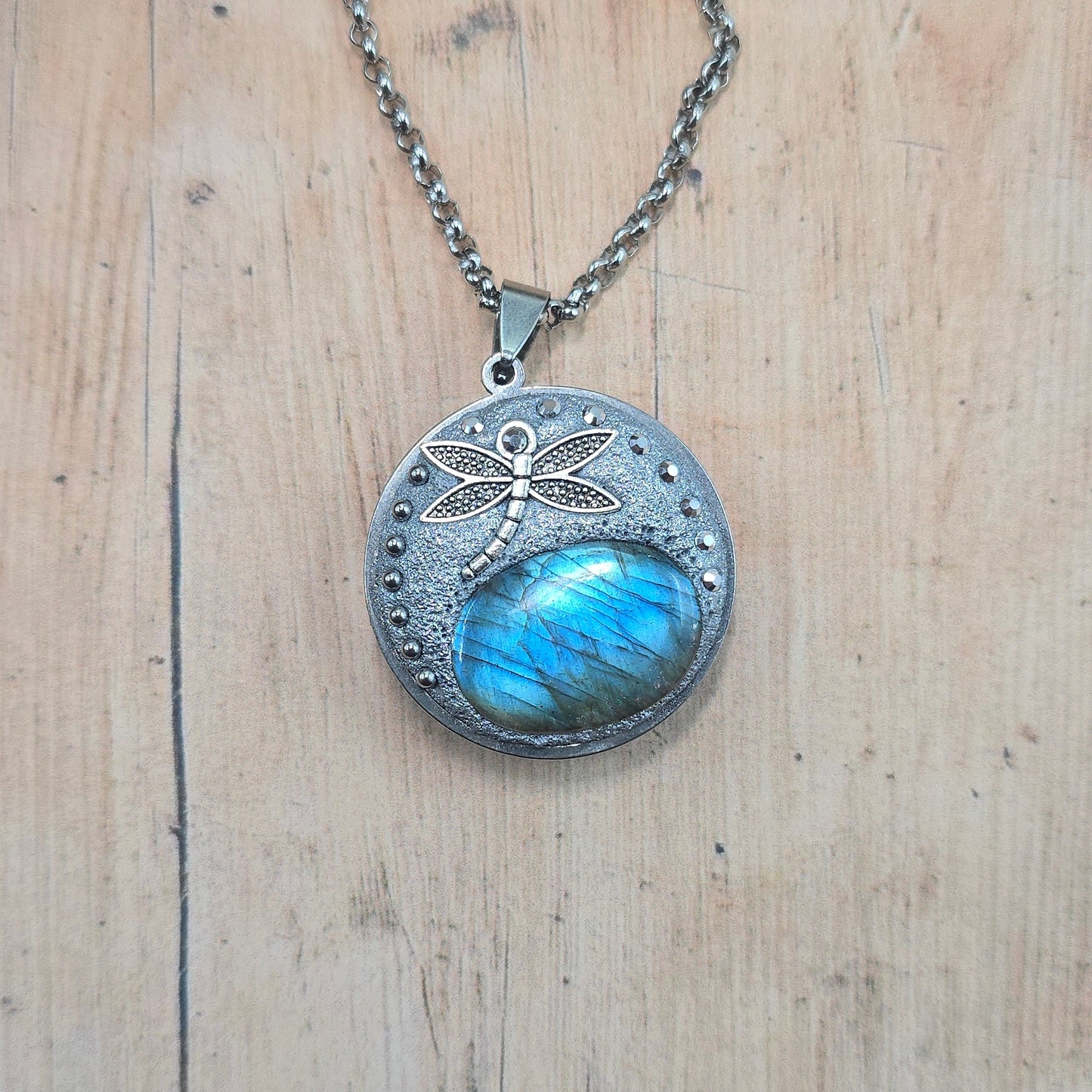 Dvipusis pakabukas su labradoritu ir laumžirgiu