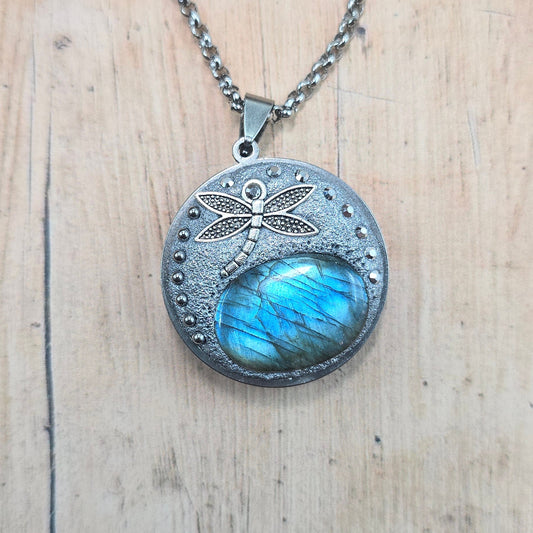 Dvipusis pakabukas su labradoritu ir laumžirgiu