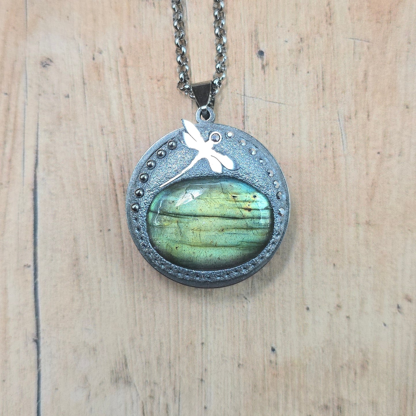 Dvipusis pakabukas su labradoritu ir laumžirgiu