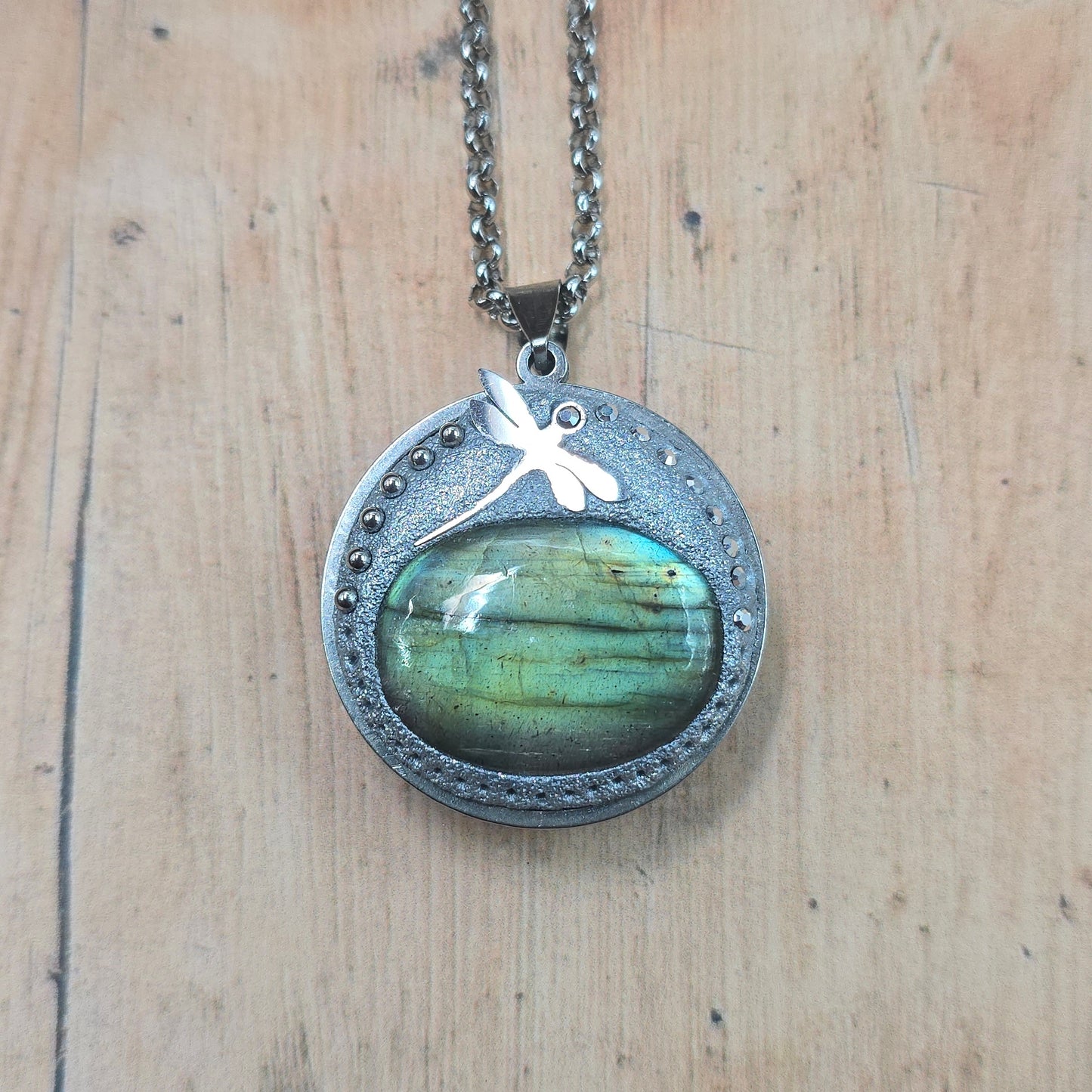 Dvipusis pakabukas su labradoritu ir laumžirgiu