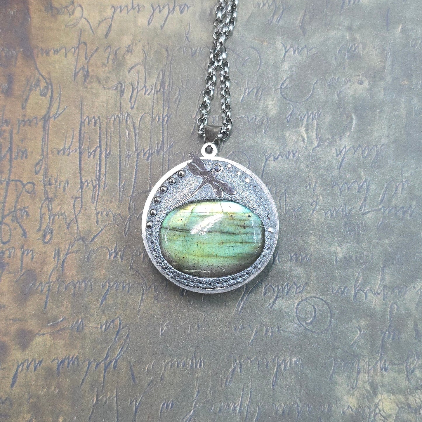 Dvipusis pakabukas su labradoritu ir laumžirgiu