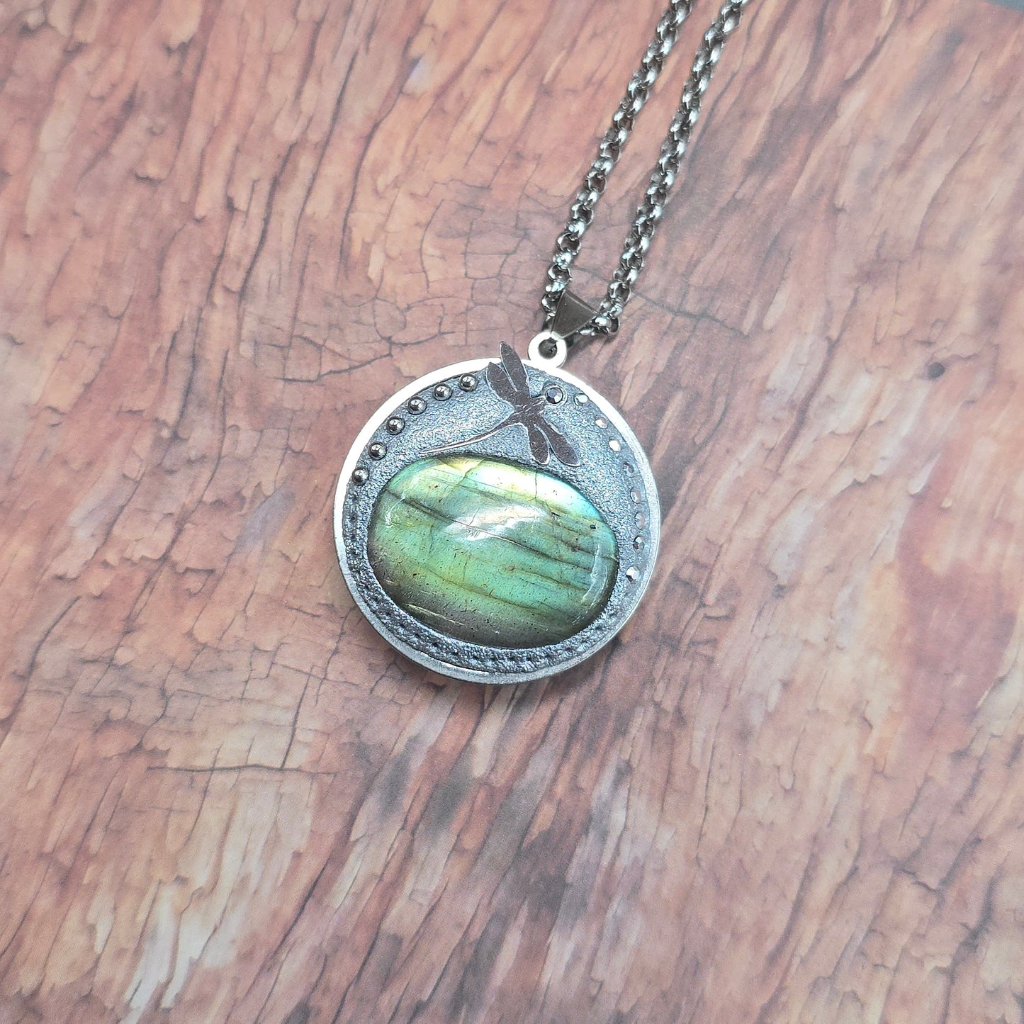 Dvipusis pakabukas su labradoritu ir laumžirgiu