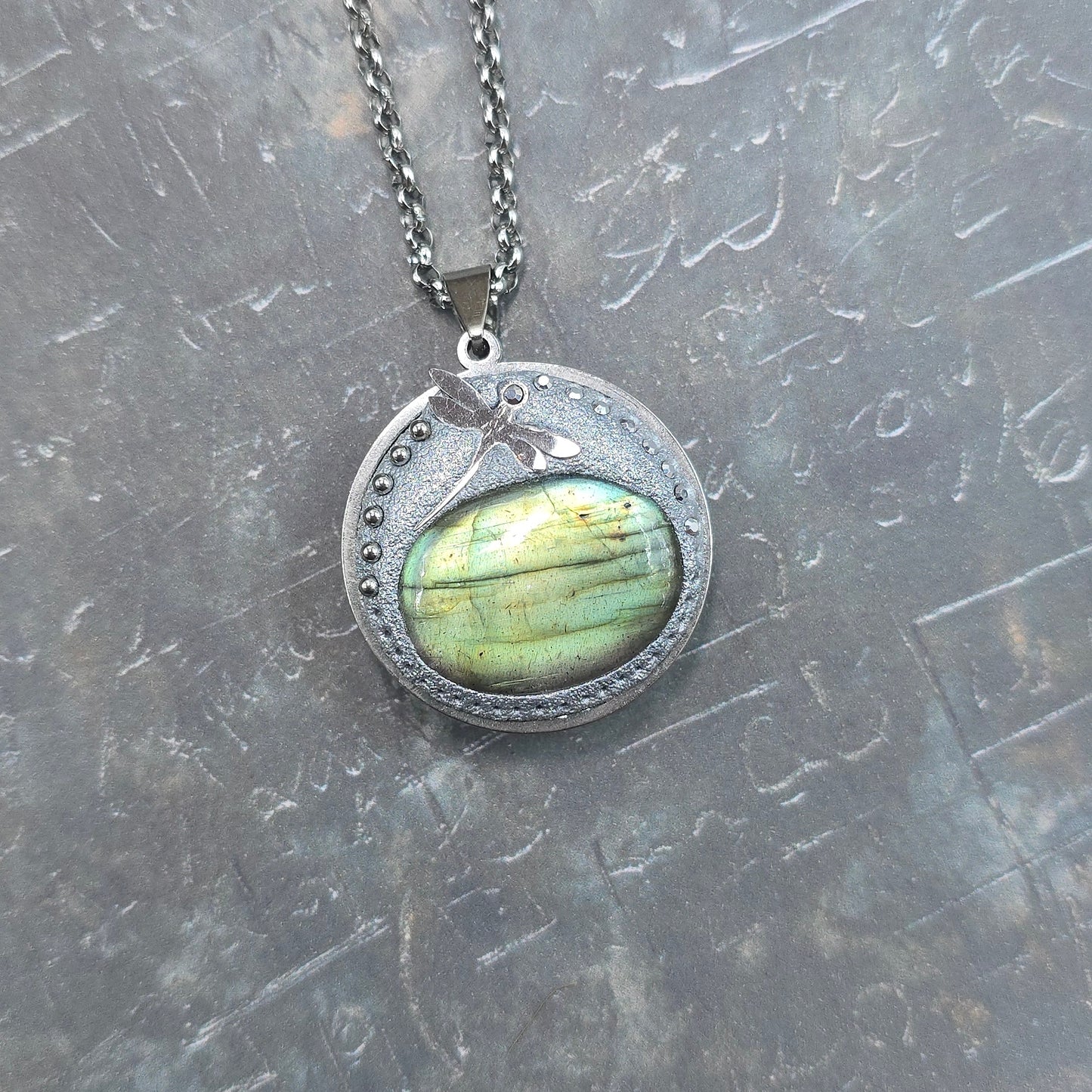 Dvipusis pakabukas su labradoritu ir laumžirgiu