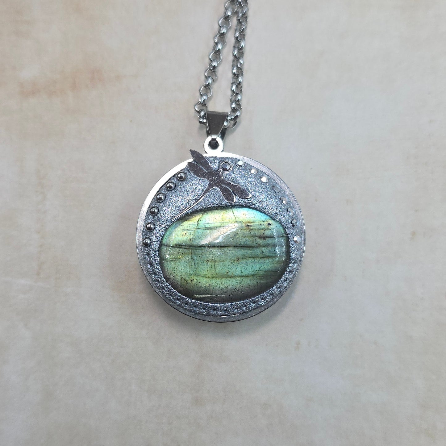 Dvipusis pakabukas su labradoritu ir laumžirgiu