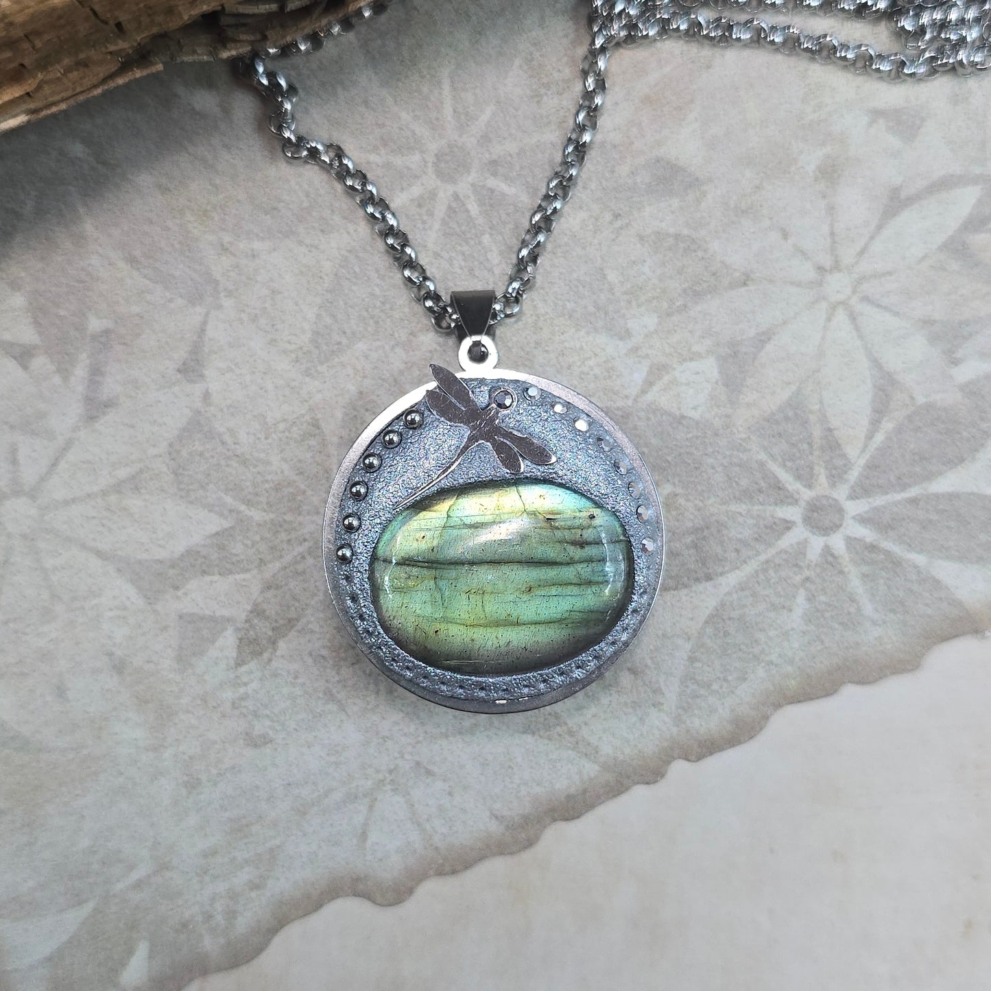 Dvipusis pakabukas su labradoritu ir laumžirgiu